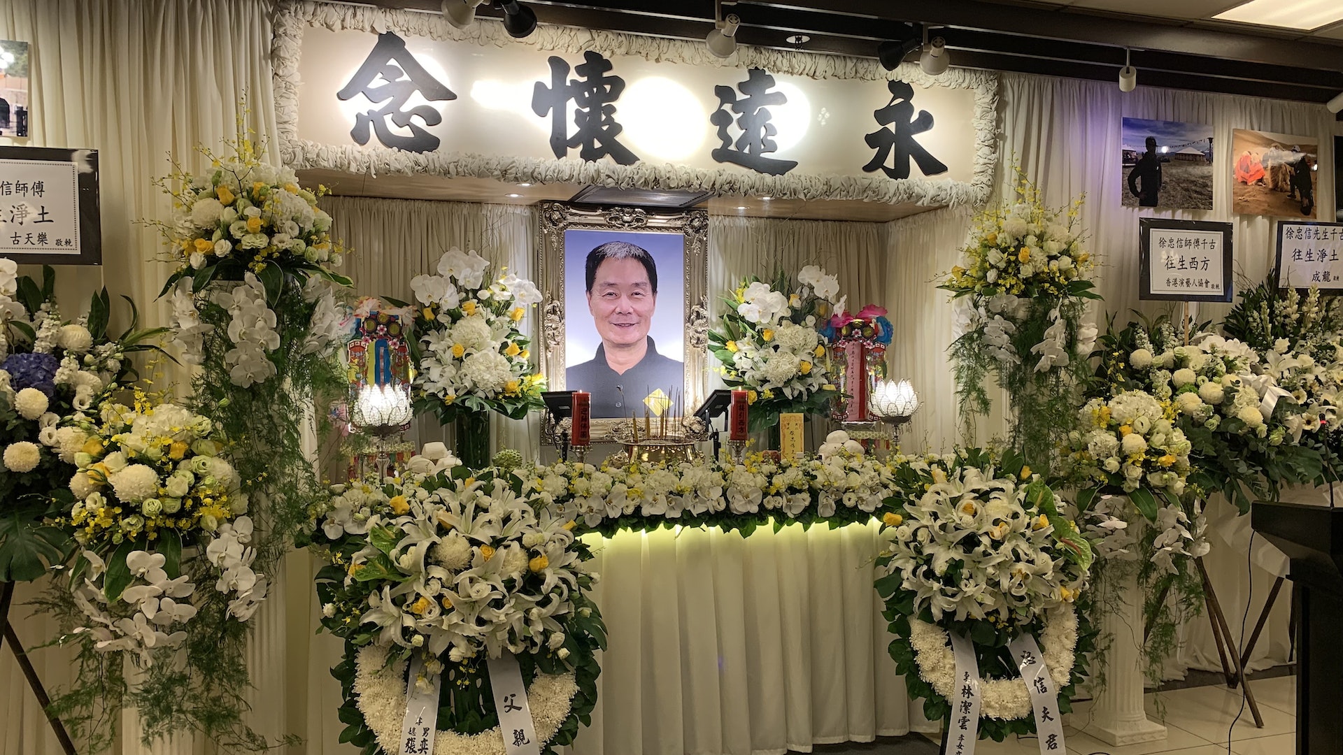 靈堂佈置清雅簡潔,遺照兩旁擺滿鮮花。(吳子生攝) 靈堂佈置清雅簡潔,遺照兩旁擺滿鮮花。(吳子生攝)