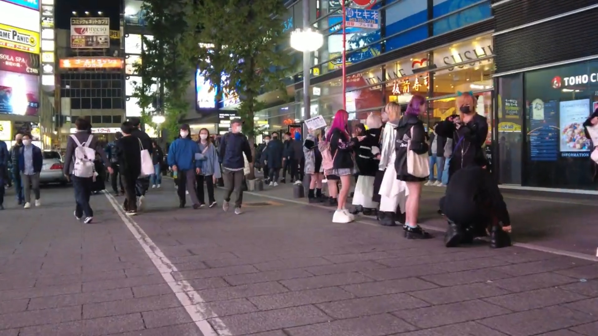 2022年11月26日:大量賣春女性會在晚間聚集於大久保公園四周。像是大久保公園到大久保醫院間約200公尺的人行道上,就有超過10幾位年輕貌美的女子,彼此以2到3公尺的區間排排站。(YouTube@Walk Travel Video) 2022年11月26日:大量賣春女性會在晚間聚集於大久保公園四周。像是大久保公園到大久保醫院間約200公尺的人行道上,就有超過10幾位年輕貌美的女子,彼此以2到3公尺的區間排排站。(YouTube@Walk Travel Video)