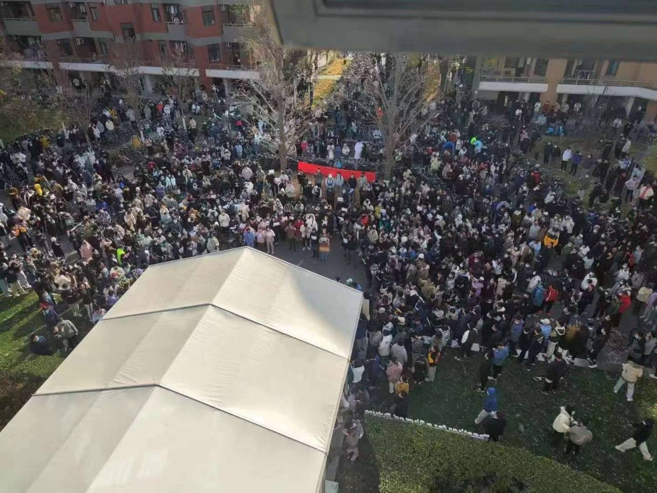 清華大學大批學生示威抗議。（Twitter）