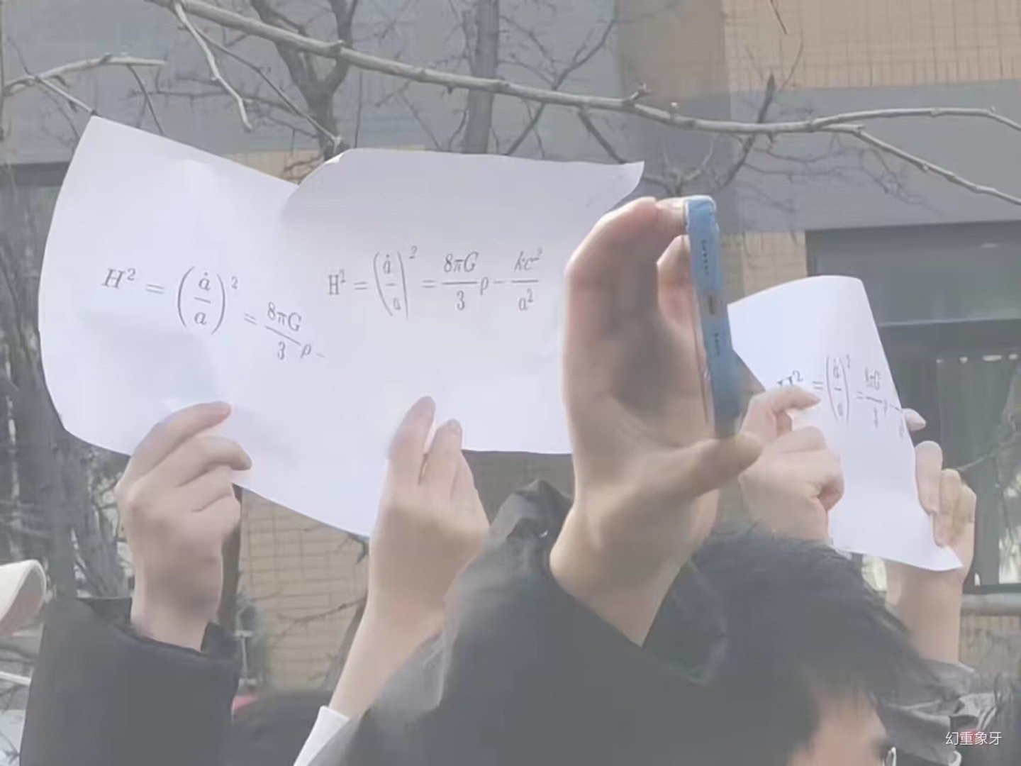 清華大學大批學生示威抗議。（Twitter）