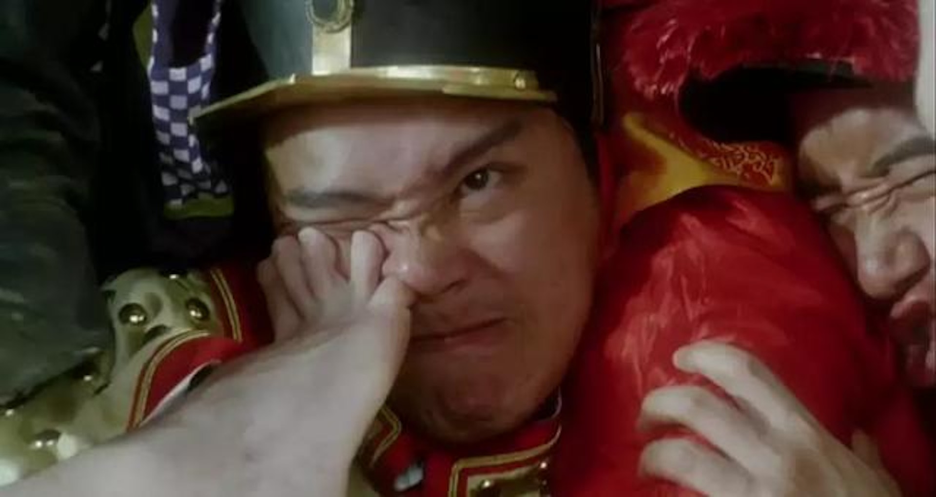 有打工仔發文指公司要求員工進辦公室前要先脫鞋,自己因有香港腳,就算穿拖鞋都無法掩蓋該異味,擔憂會影響形象。(《鹿鼎記2之神龍教》劇照) 有打工仔發文指公司要求員工進辦公室前要先脫鞋,自己因有香港腳,就算穿拖鞋都無法掩蓋該異味,擔憂會影響形象。(《鹿鼎記2之神龍教》劇照)