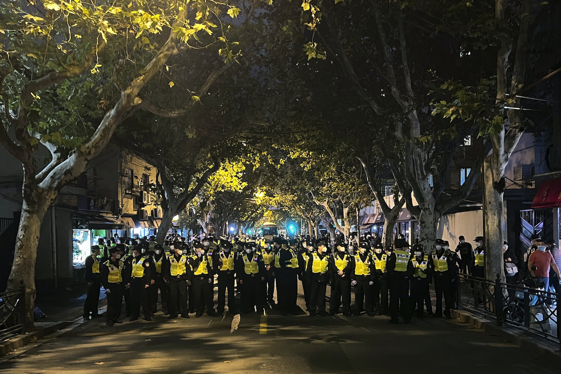 27日下午起,再有民眾在烏魯木齊中路集結示威,現場有大量警力。(美聯社) 27日下午起,再有民眾在烏魯木齊中路集結示威,現場有大量警力。(美聯社)