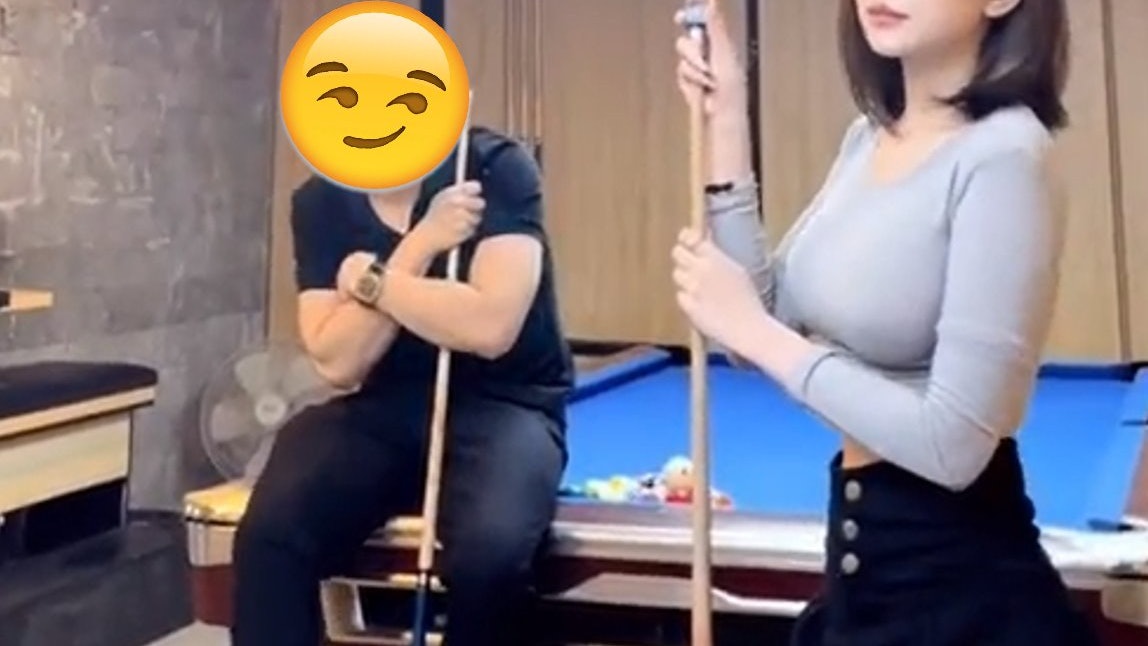 索爆美女「彎身打桌球」 一旁男生視線反成焦點:年輕人你在看哪 索爆美女「彎身打桌球」 一旁男生視線反成焦點:年輕人你在看哪