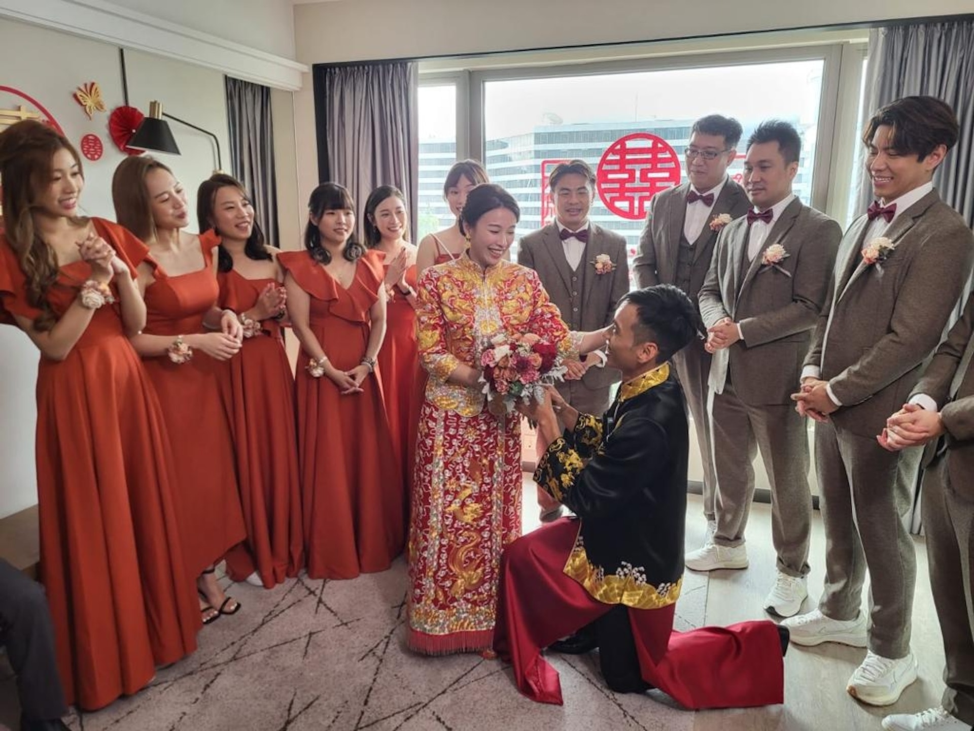 於TVB劇集《愛.回家之開心速遞》飾演醜女「李莫仇」而為人所認識的藝人張詩欣,11月28日與拍拖5年的圈外男友陳家勝舉行婚禮,星級兄弟姐妹團見證出閣相當熱鬧。 於TVB劇集《愛.回家之開心速遞》飾演醜女「李莫仇」而為人所認識的藝人張詩欣,11月28日與拍拖5年的圈外男友陳家勝舉行婚禮,星級兄弟姐妹團見證出閣相當熱鬧。