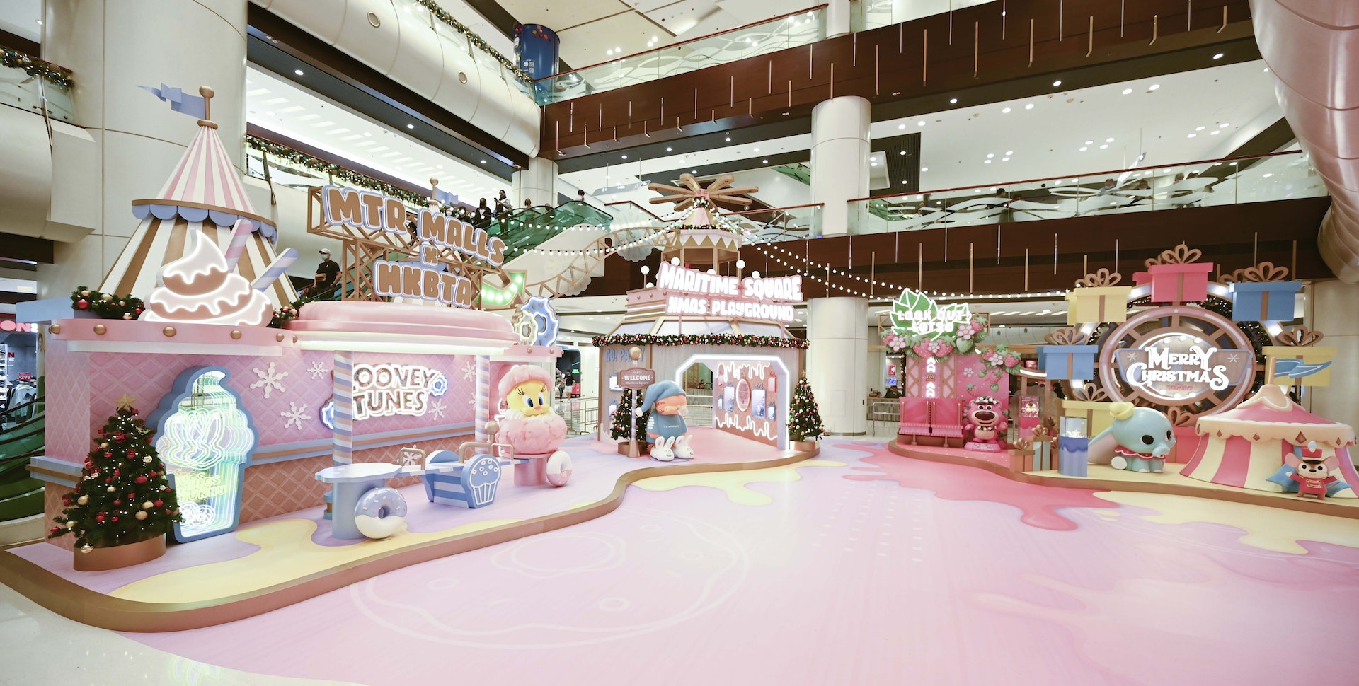 青衣城今個聖誕化身少女風夢幻嘉年華，打造以粉紅色作主調的甜蜜「聖誕遊樂園」。