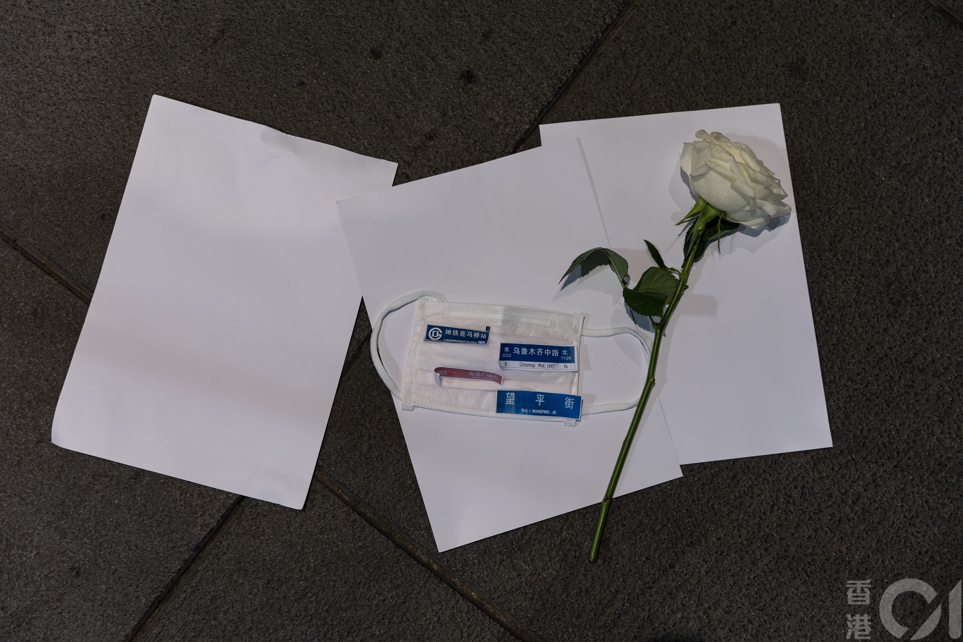 优享资讯 | 百人中环中大拿白纸悼念新疆大火死者 「王婆婆」遭青年抢伞推倒