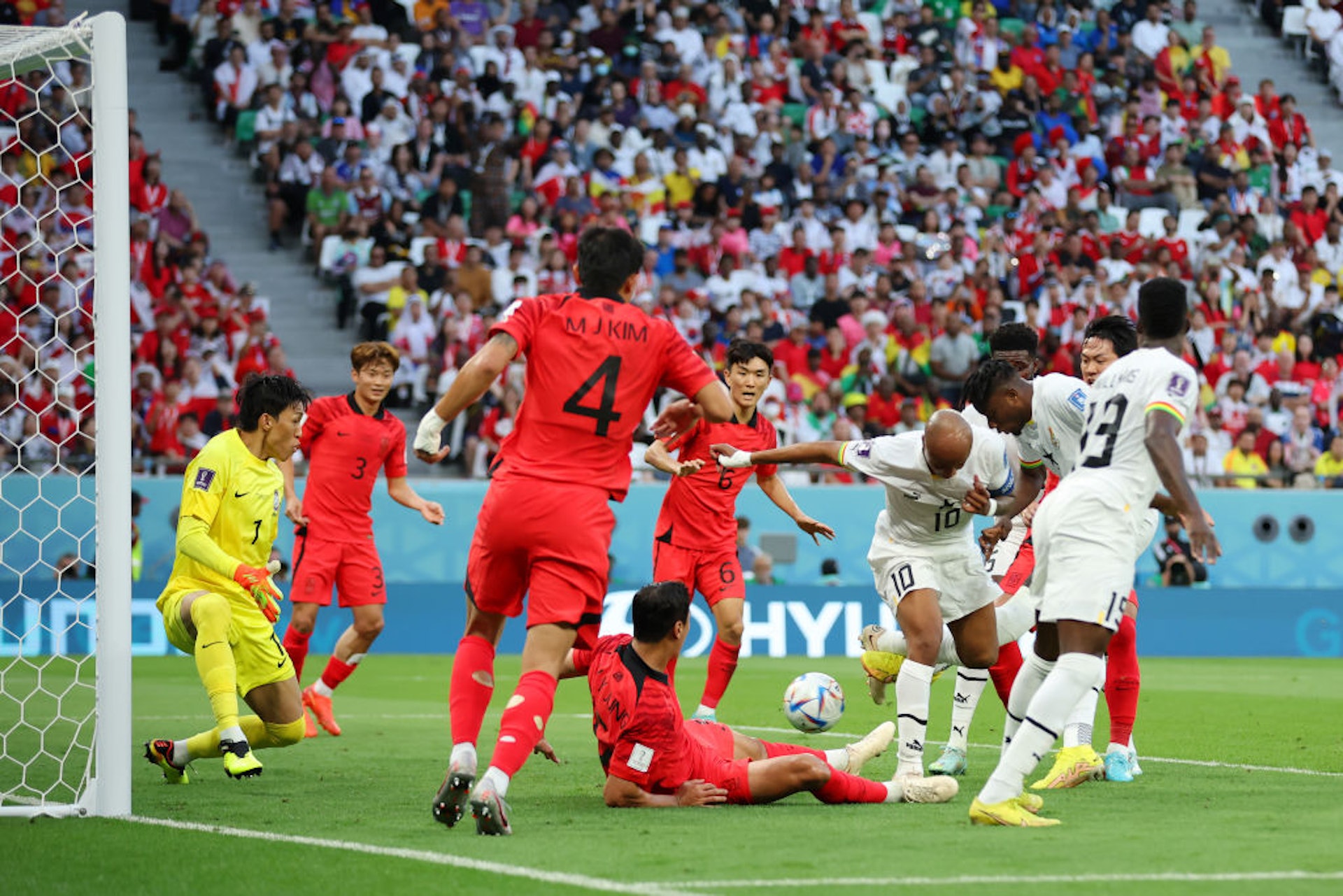 加納罰球引起混戰,沙利素門前射入。(Getty Images) 加納罰球引起混戰,沙利素門前射入。(Getty Images)