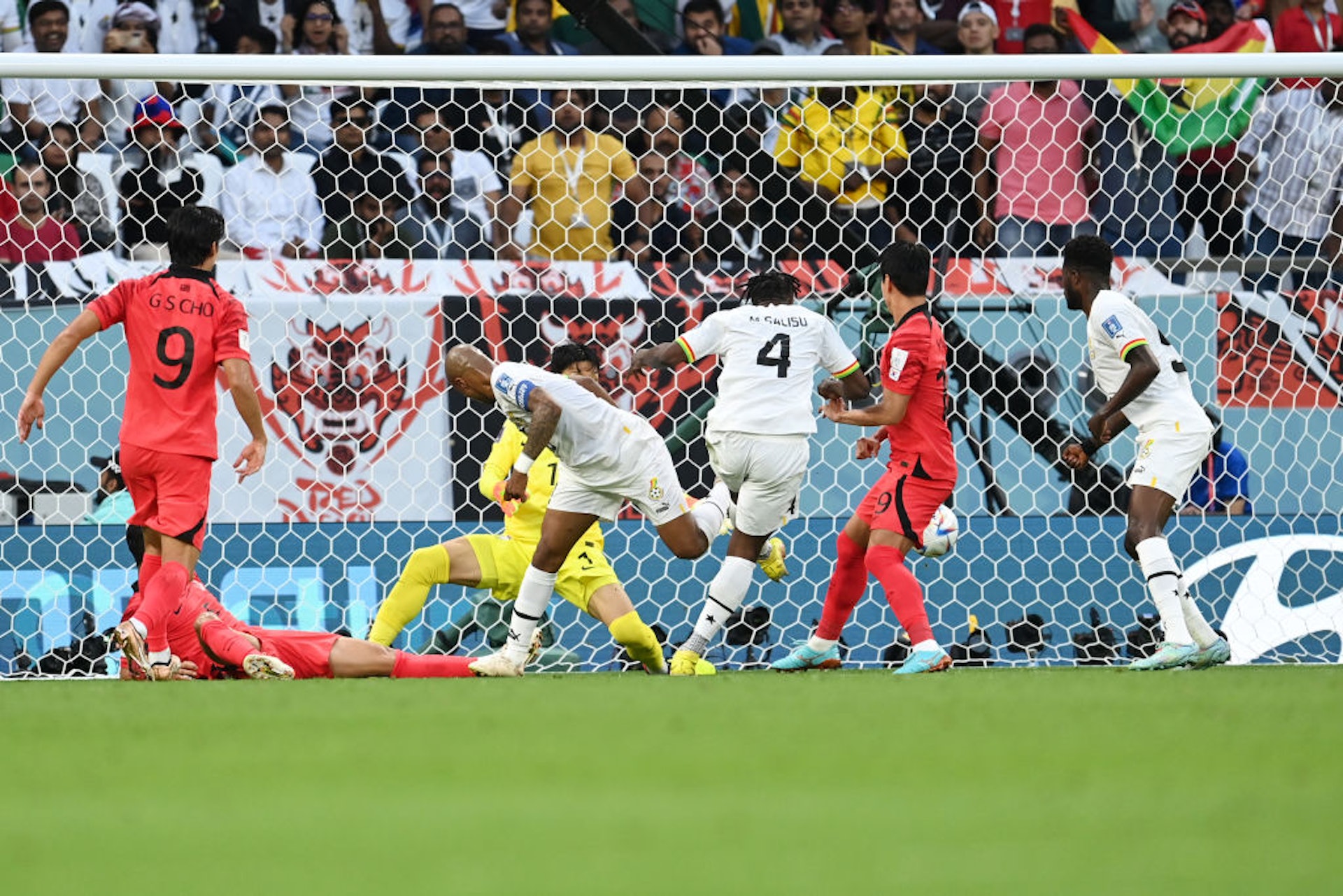 加納罰球引起混戰,沙利素門前射入。(Getty Images) 加納罰球引起混戰,沙利素門前射入。(Getty Images)