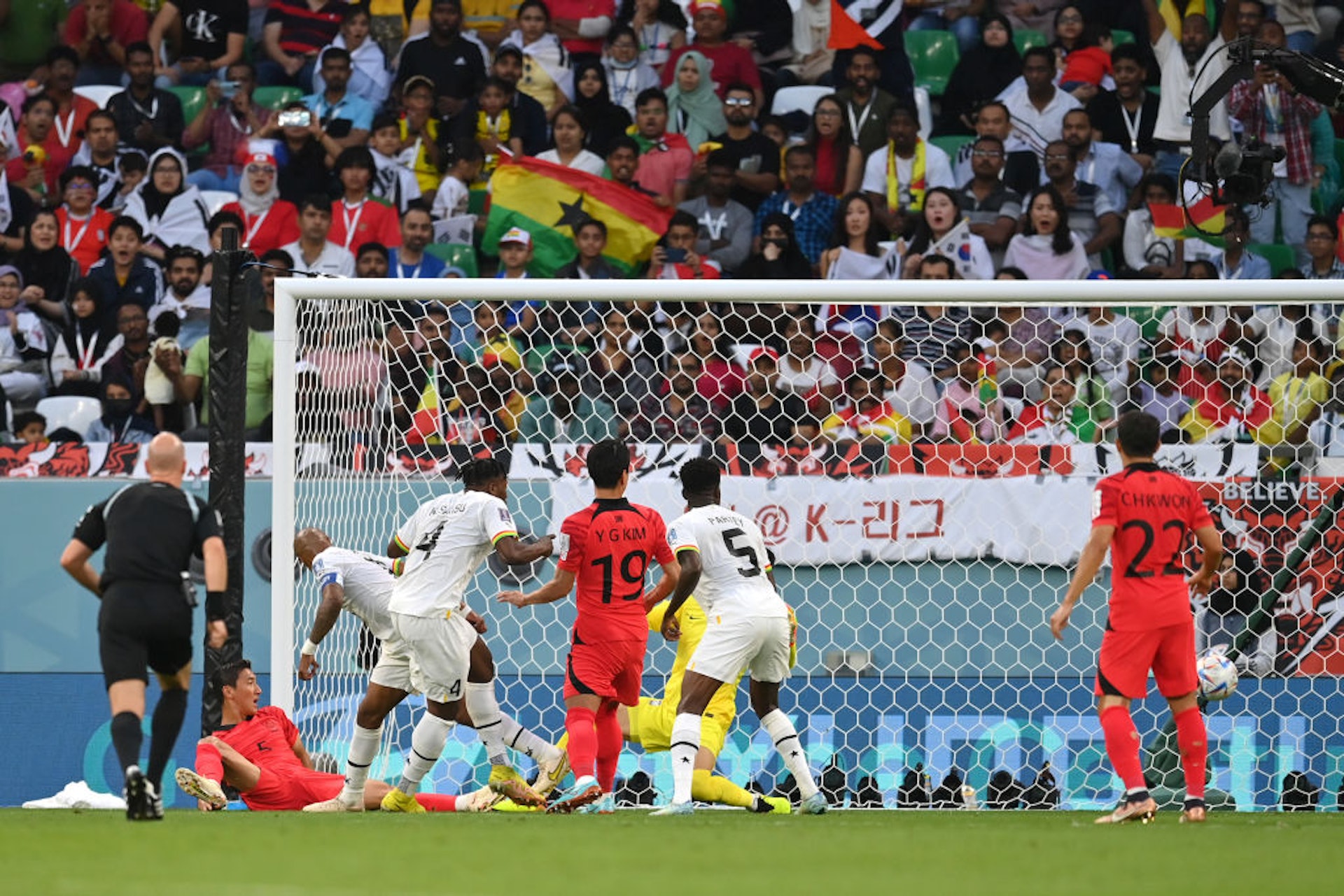 加納罰球引起混戰,沙利素門前射入。(Getty Images) 加納罰球引起混戰,沙利素門前射入。(Getty Images)