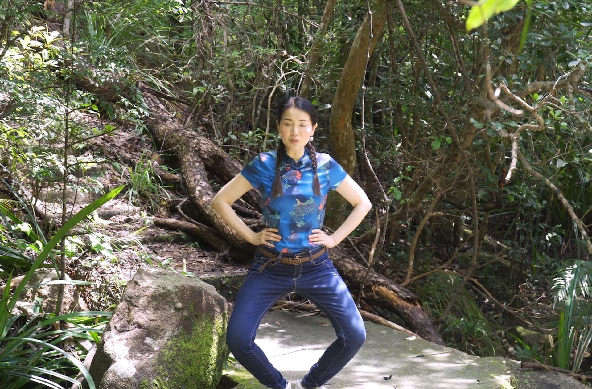 這動作可活動肝經,同時打開盆腔,有助預防經期前腹脹的不適。(《智養身心》三招擊退女人最痛之子宮逆齡的秘密@YouTube截圖) 這動作可活動肝經,同時打開盆腔,有助預防經期前腹脹的不適。(《智養身心》三招擊退女人最痛之子宮逆齡的秘密@YouTube截圖)