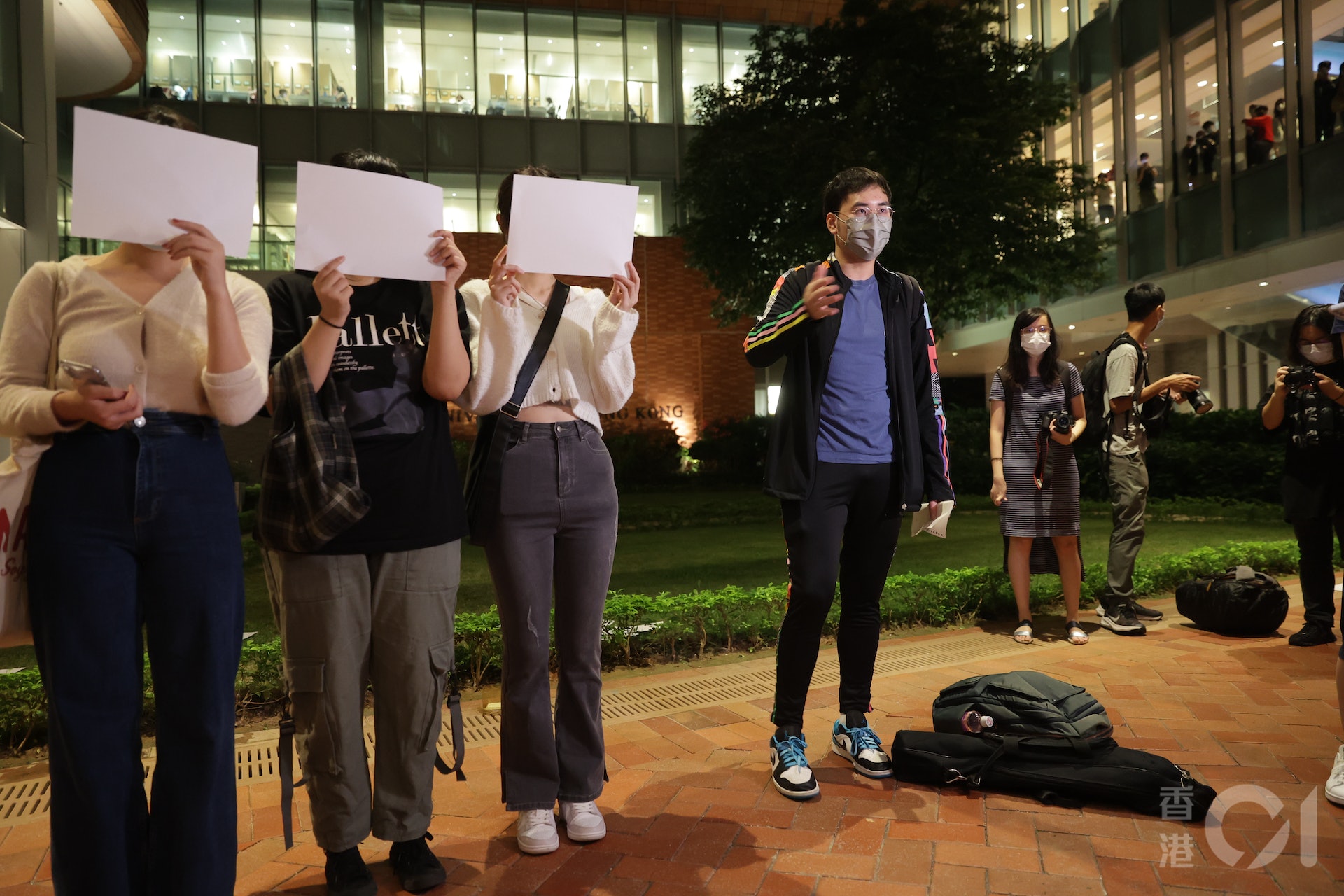 8名香港大學學生11月29日晚在港大悼念響應悼念11.24新疆烏魯木齊封控區大火死難者,他們都仿傚內地示威者手持白紙抗議。(蘇煒然攝) 8名香港大學學生11月29日晚在港大悼念響應悼念11.24新疆烏魯木齊封控區大火死難者,他們都仿傚內地示威者手持白紙抗議。(蘇煒然攝)