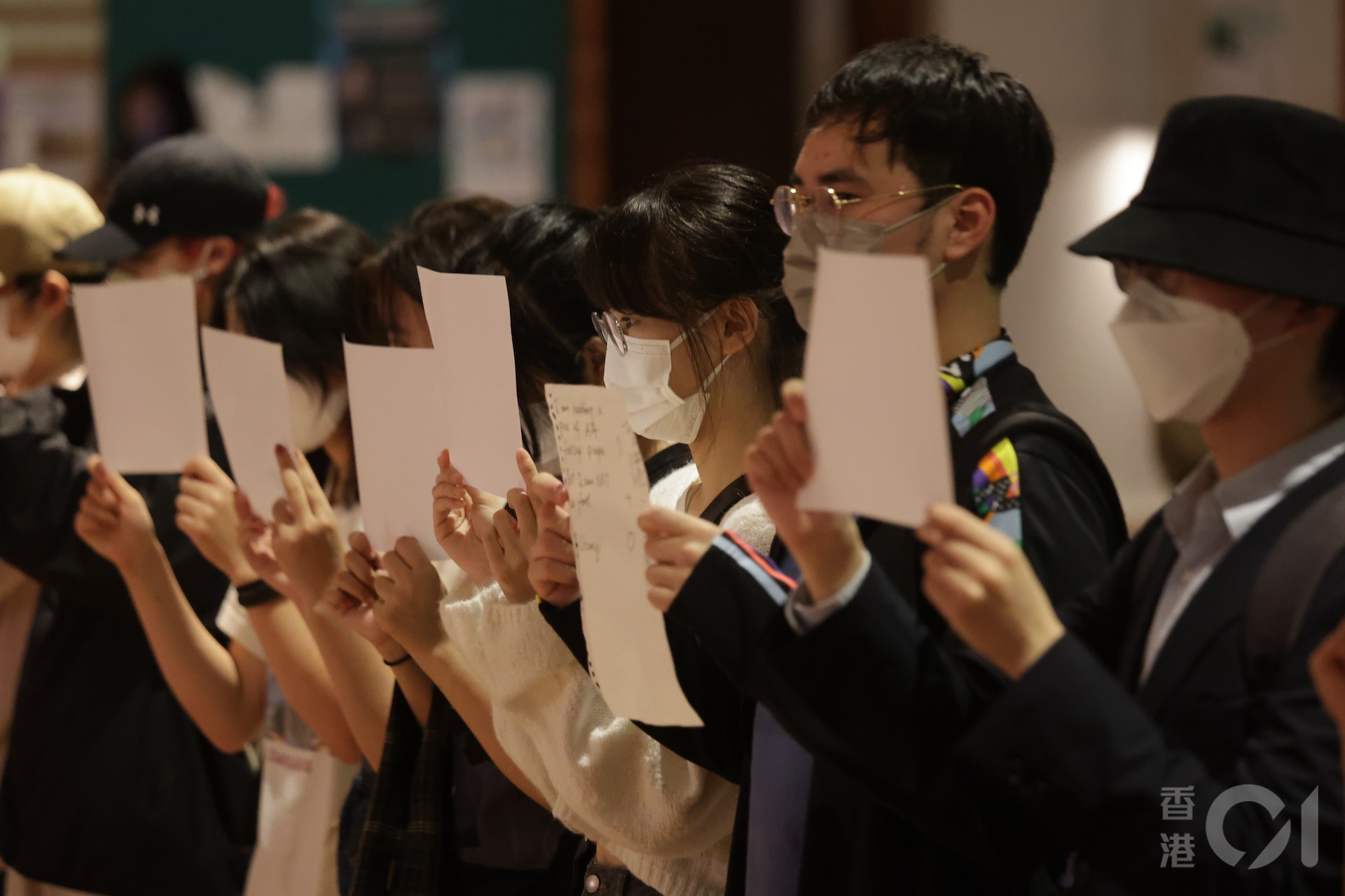 8名香港大學學生11月29日晚在港大悼念響應悼念11.24新疆烏魯木齊封控區大火死難者,他們都仿傚內地示威者手持白紙抗議。(蘇煒然攝) 8名香港大學學生11月29日晚在港大悼念響應悼念11.24新疆烏魯木齊封控區大火死難者,他們都仿傚內地示威者手持白紙抗議。(蘇煒然攝)