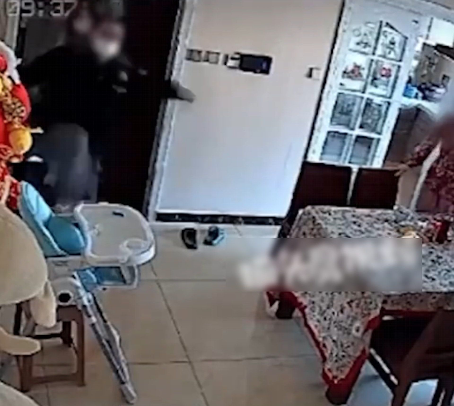 男友一腳踢飛門口的嬰兒座椅。（微博影片截圖）