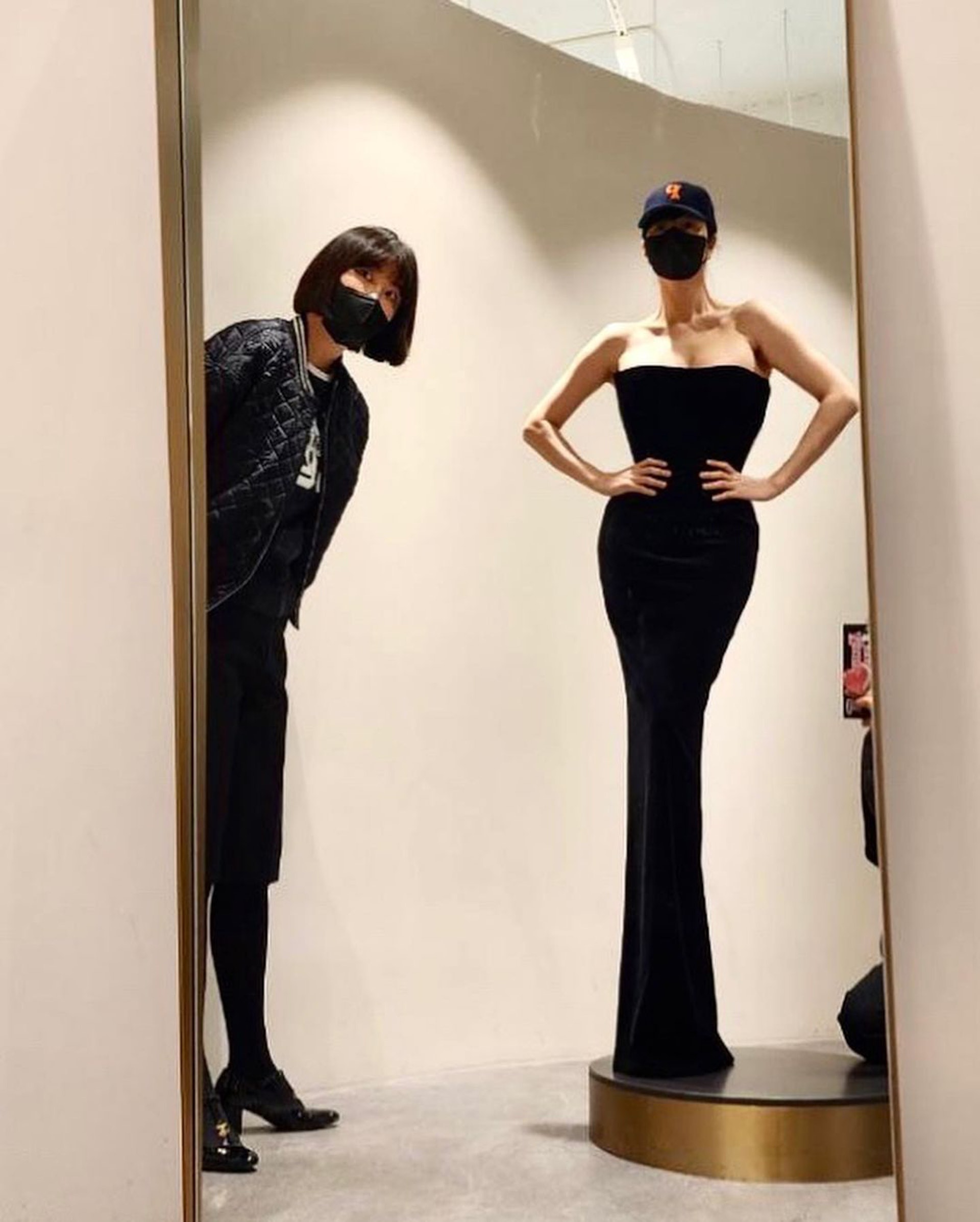 近日金憓秀擔任韓國電影界盛事《青龍獎》的主持，過後公開了禮服挑選過程，曝光了她的逆齡好身材（IG@hs_kim_95）