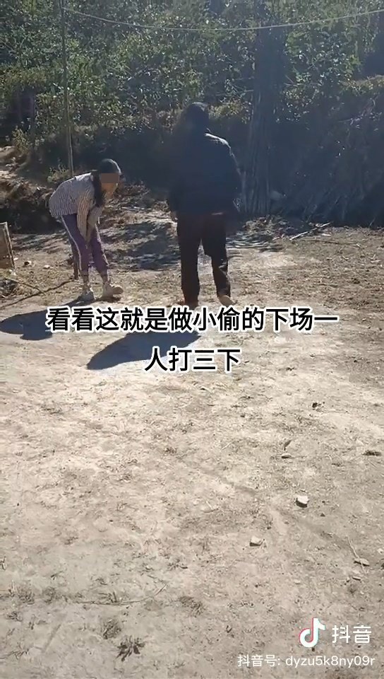 内地网络近日疯传1段女子被12人轮流用棍击打头、背等影片，画面十分残暴。（影片截图）