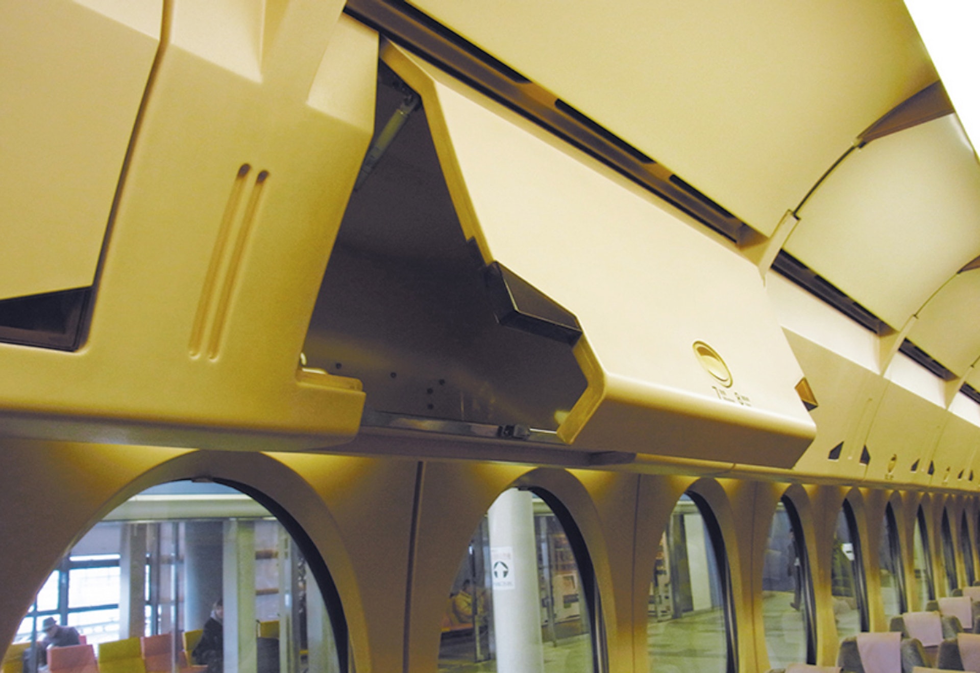 「Rapi:t」特急列車的小型行李存放處（圖片來源：南海電氣鐵道株式會社）