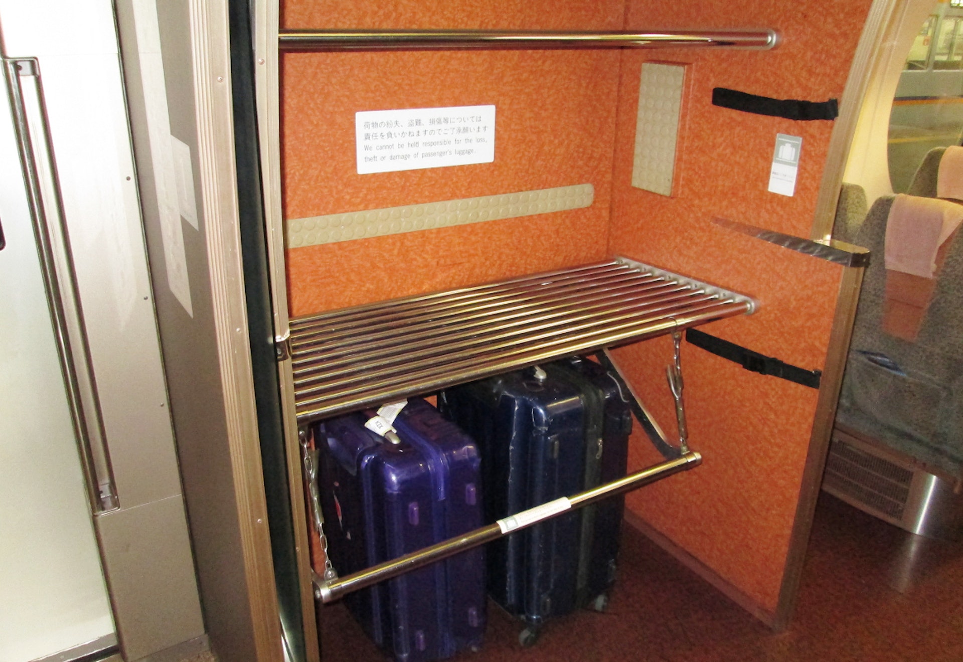 「Rapi:t」特急列車設有行李架供乘客存放大型行李（圖片來源：南海電氣鐵道株式會社）