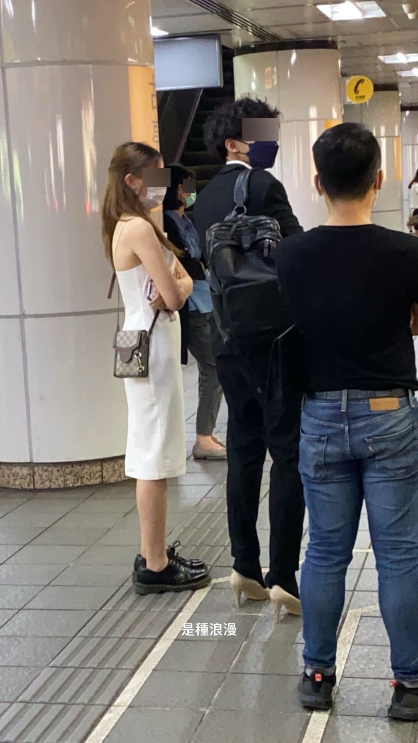 1对台湾情侣在捷运站月台候车，男方脚下踩着1双白色高跟鞋，而女方则穿上黑色皮鞋，男友的举动获大批网民称赞。（facebook图片）
