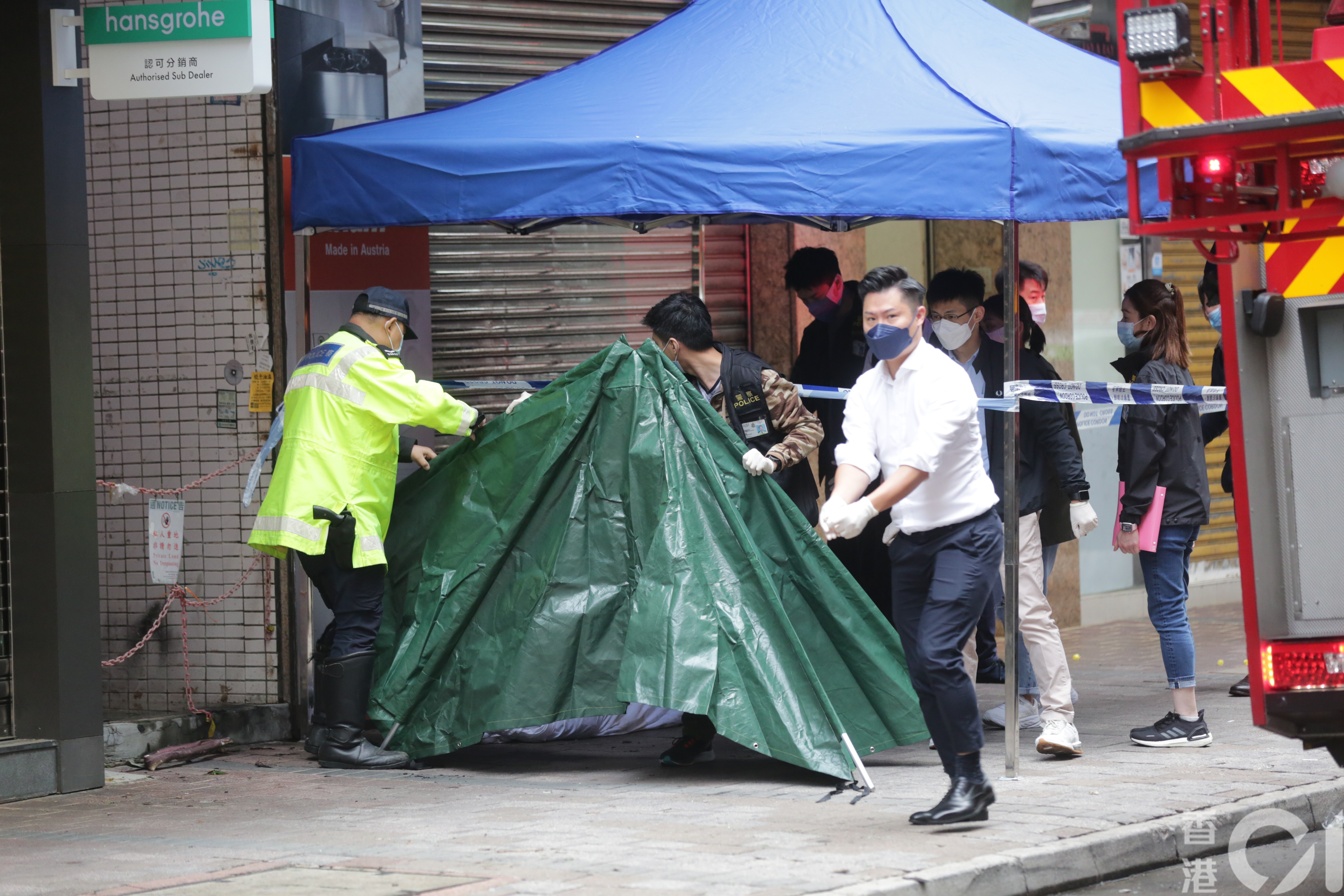 灣仔金樂大廈奪命火警，驚揭起火單位內死亡的男住戶心口插刀。（黃偉民攝）