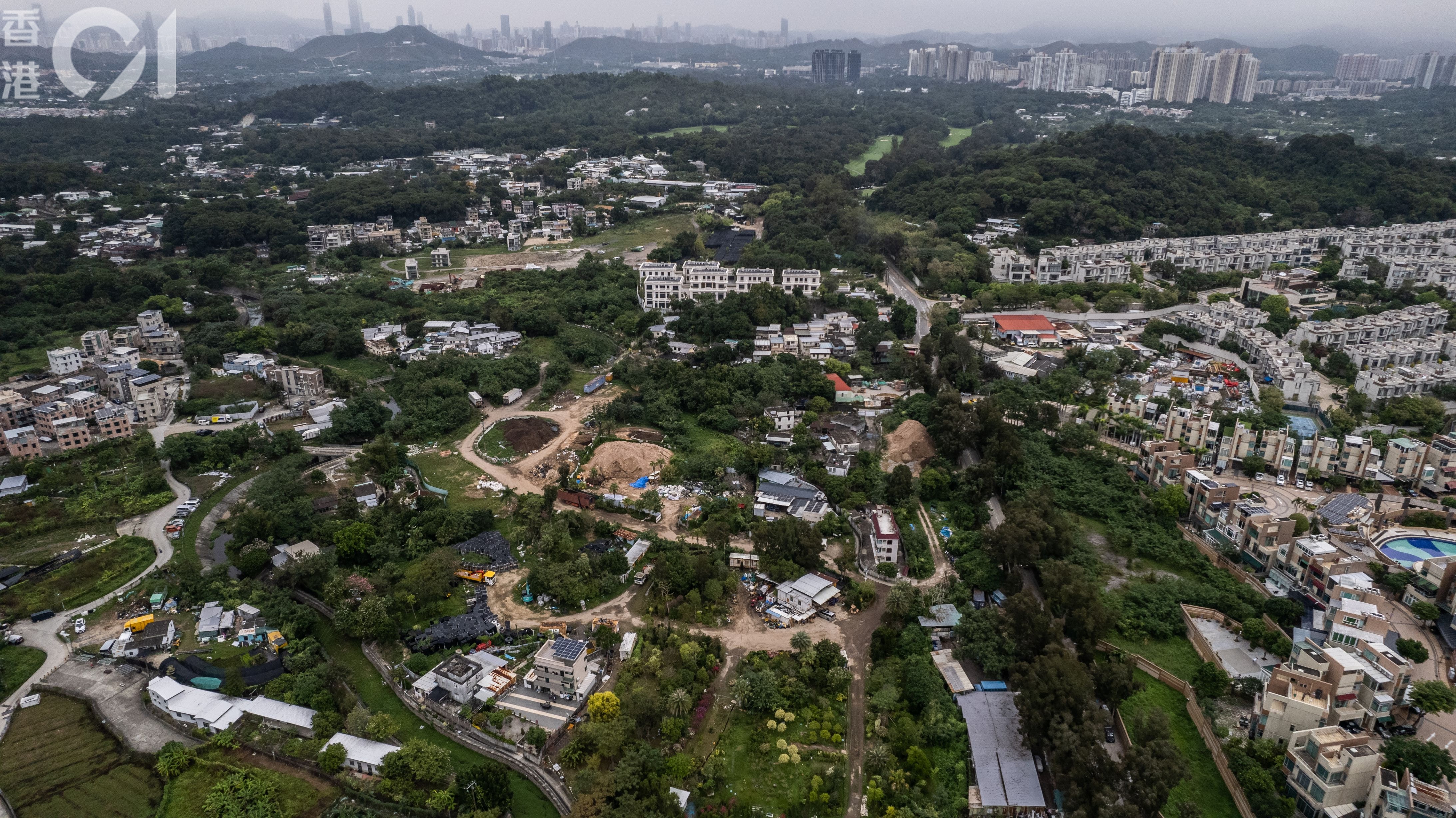 上水蓮塘尾「簡約公屋」現為工地，毗鄰豪宅，遠眺粉嶺高球場。（梁鵬威攝）