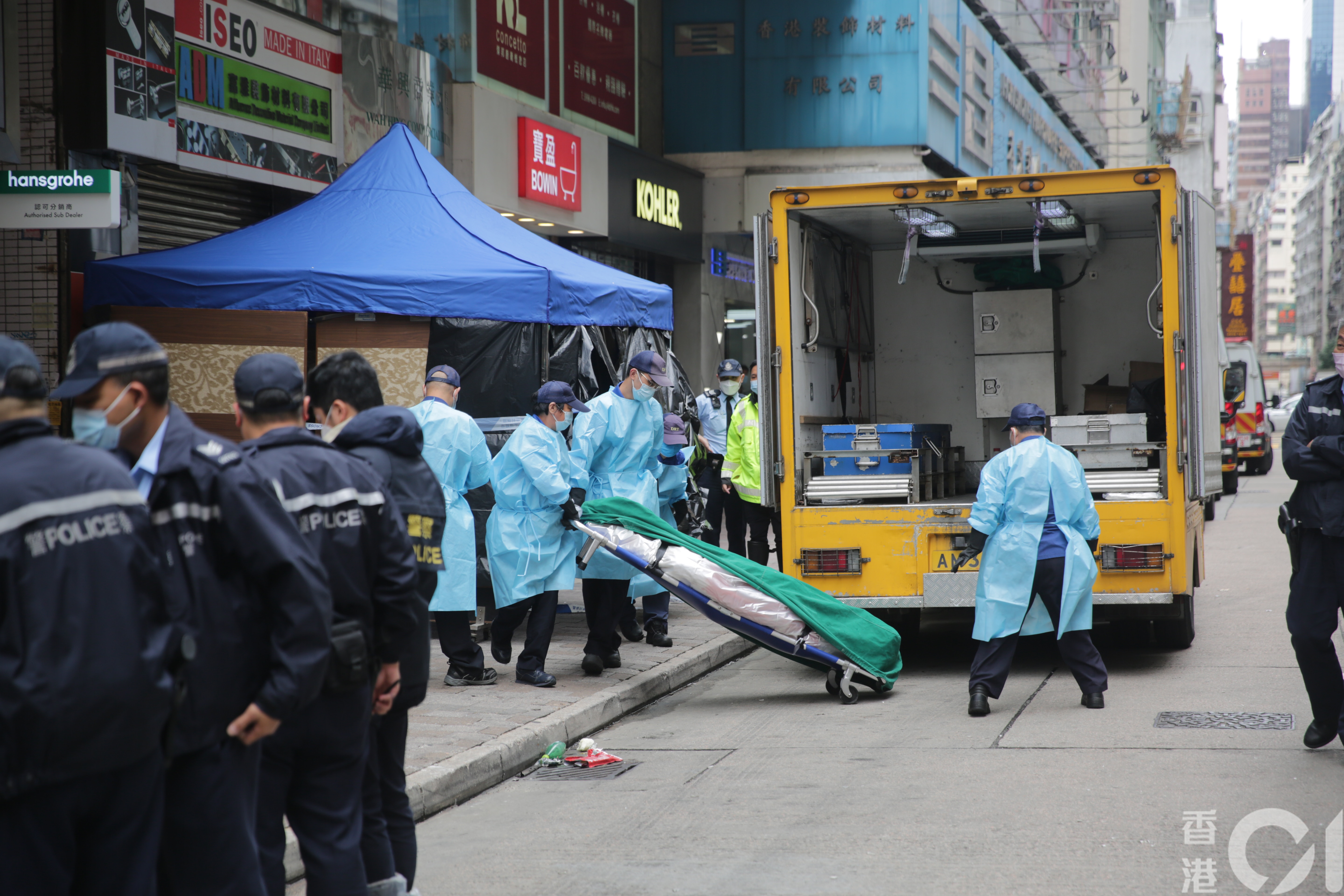 下午12時許，仵工將屍體舁送殮房。（黃偉民攝）