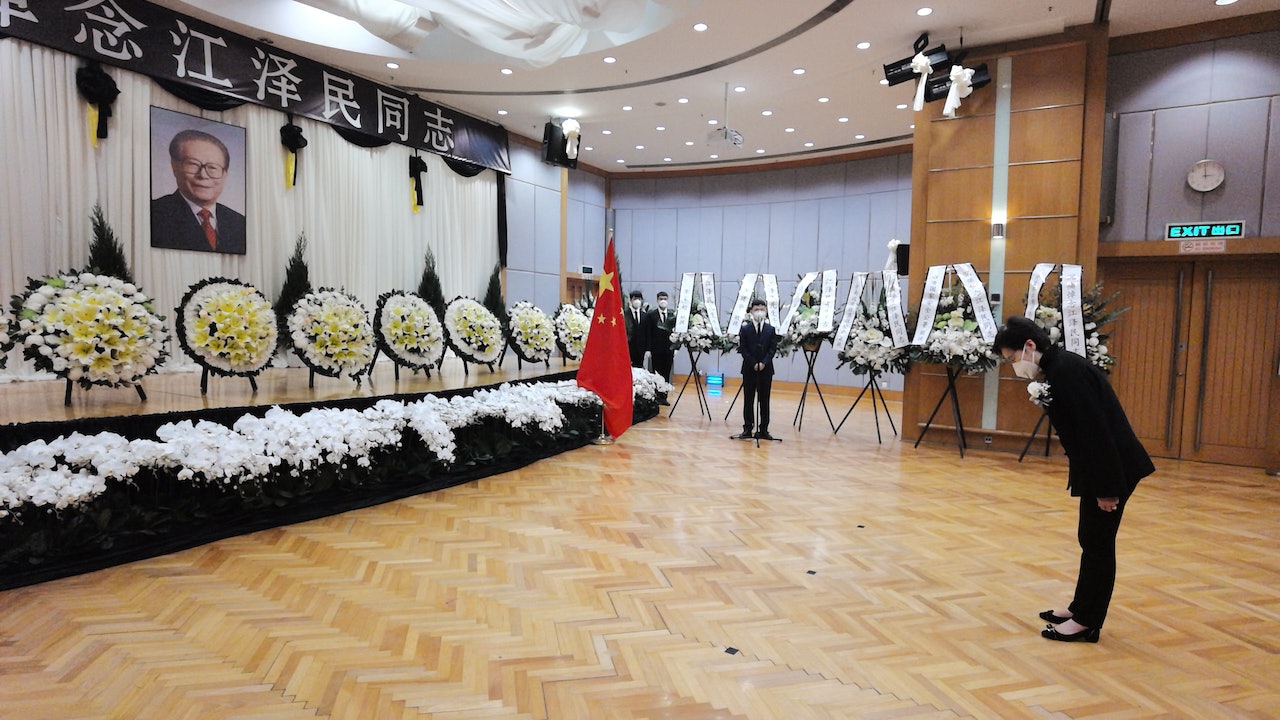 江澤民逝世︱梁振英林鄭中聯辦弔唁 董建華曾蔭權送花圈未見現身 江澤民逝世︱梁振英林鄭中聯辦弔唁 董建華曾蔭權送花圈未見現身