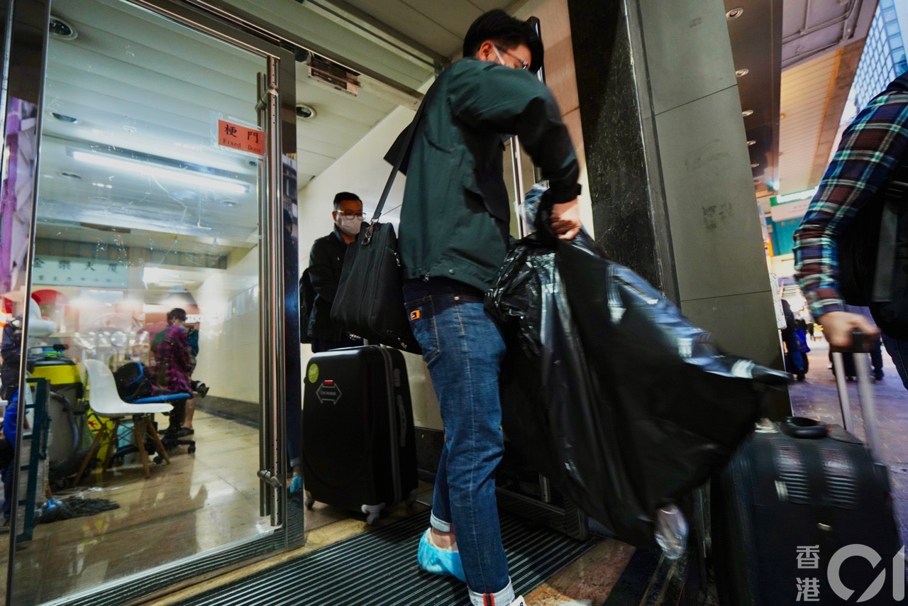 至晚上5時許，調查仍然進行中，有探員在現場檢走兩大袋證物 ，包括易燃物品等。（朱永倫攝）