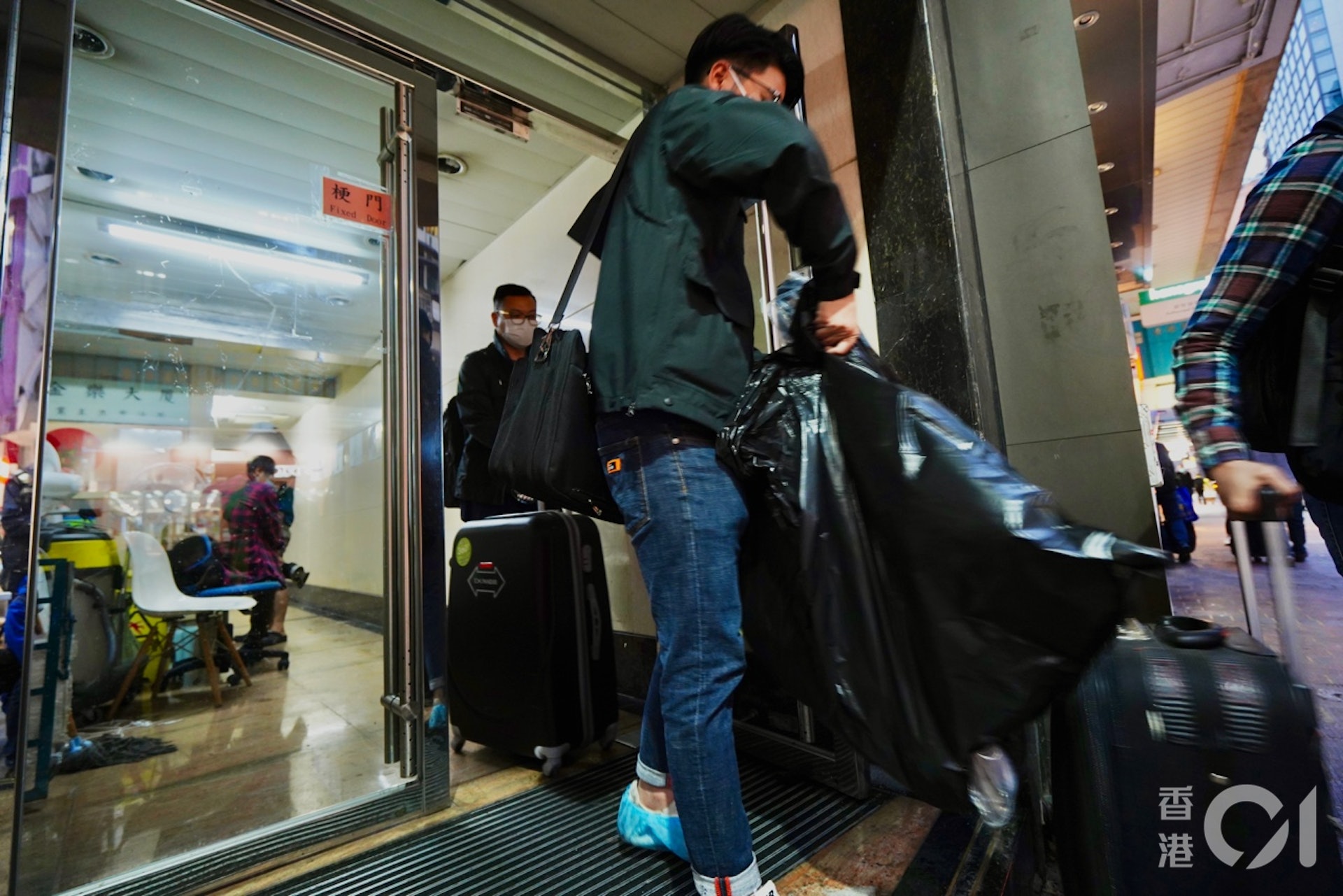 至晚上5時許,調查仍然進行中,有探員在現場檢走兩大袋證物 ,包括易燃物品等。(朱永倫攝)