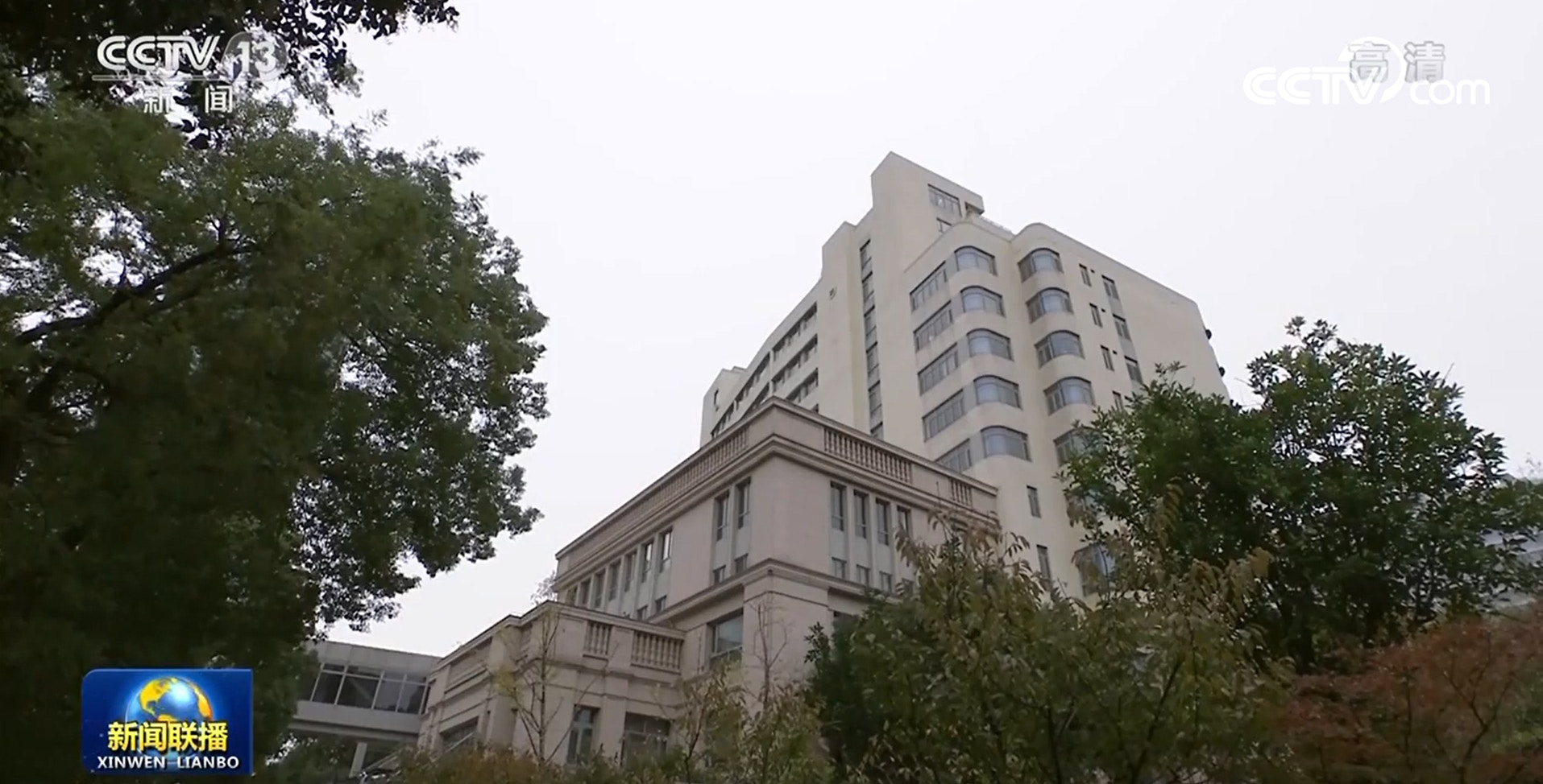 12月1日中午12时10分，江泽民的起灵仪式在上海华东医院告别室举行。（央视）