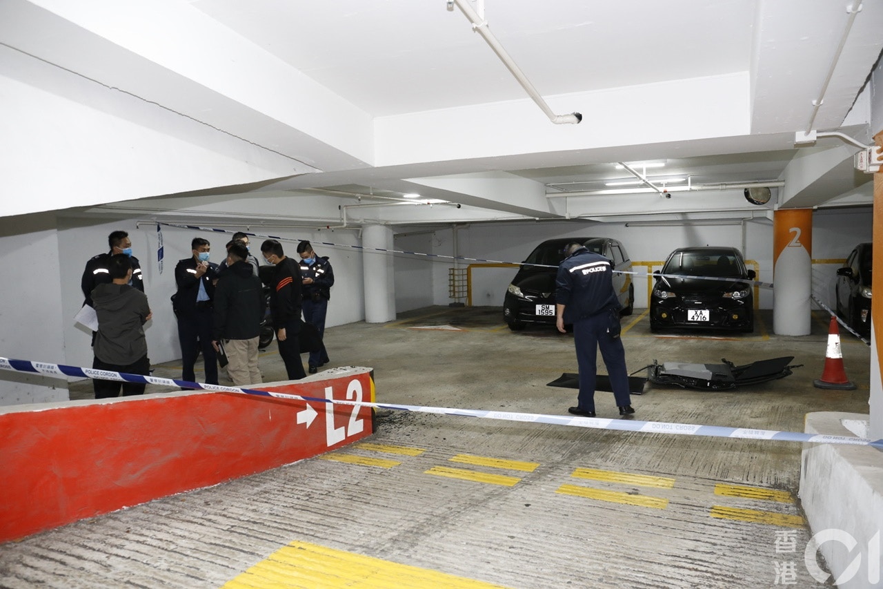 伤者在葵芳邨1号停车场挨斩后，负伤冲落楼下一间粥舖求救。（黄江奇摄）