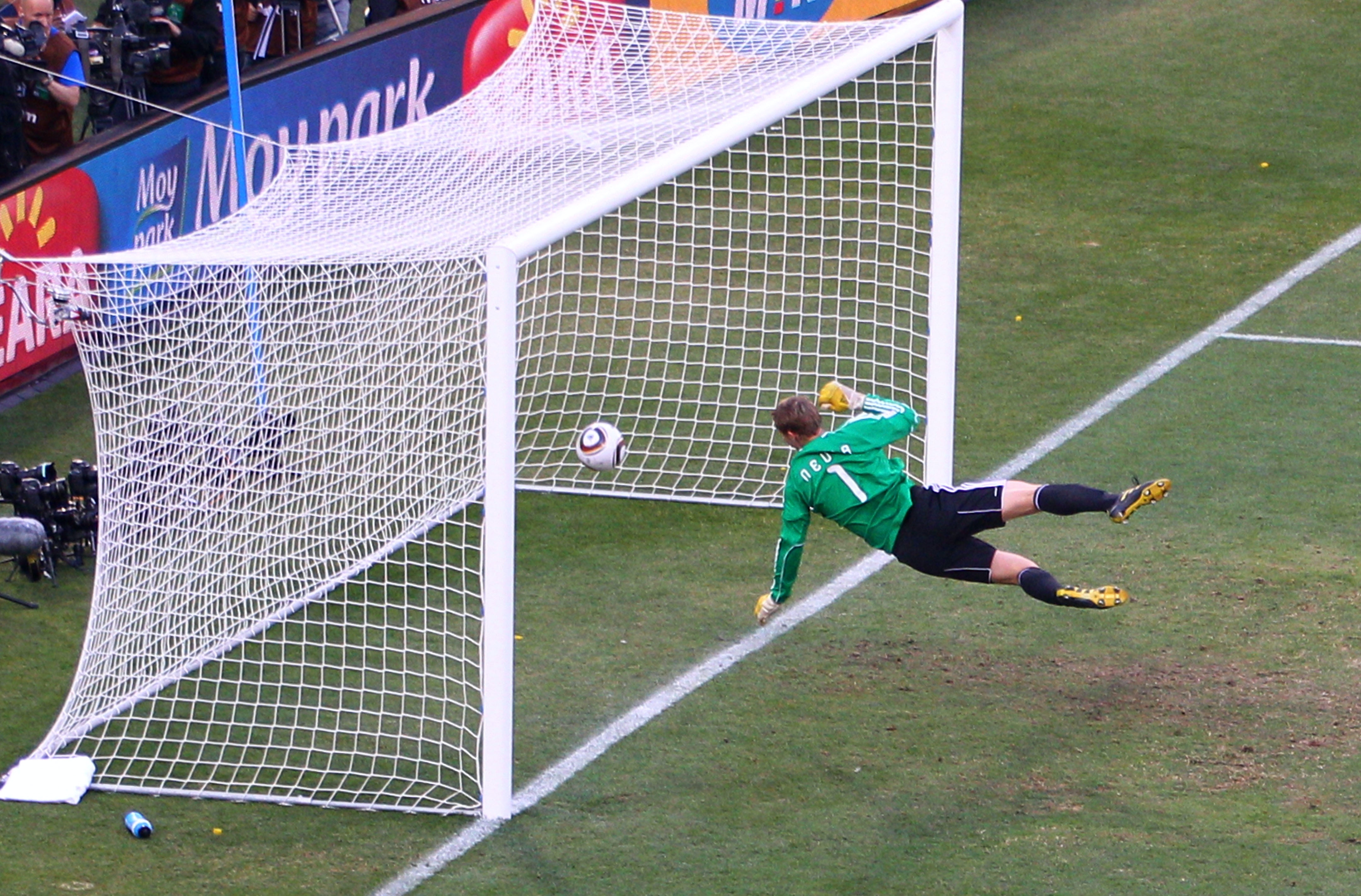 2010年世界杯，德国亦曾受惠于问题球，就是「入咗！入咗！一定入咗」那球。（资料图片／Getty Images）