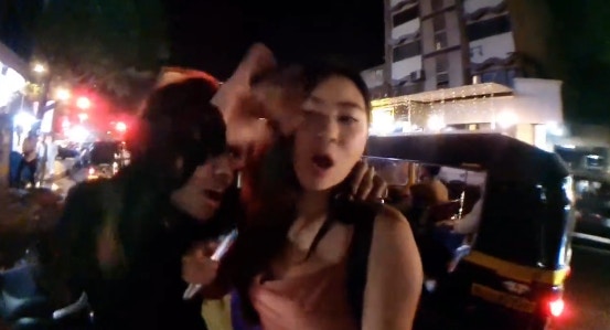 韩网红Mhyochi被靓相印度男子当街强吻直播画面（影片截图）