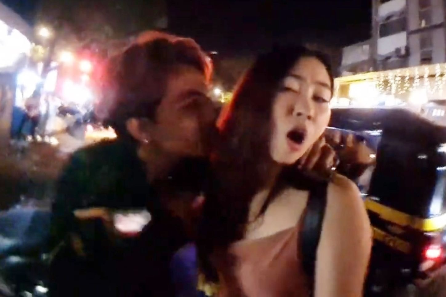 韩网红Mhyochi被靓相印度男子当街强吻直播画面（影片截图）