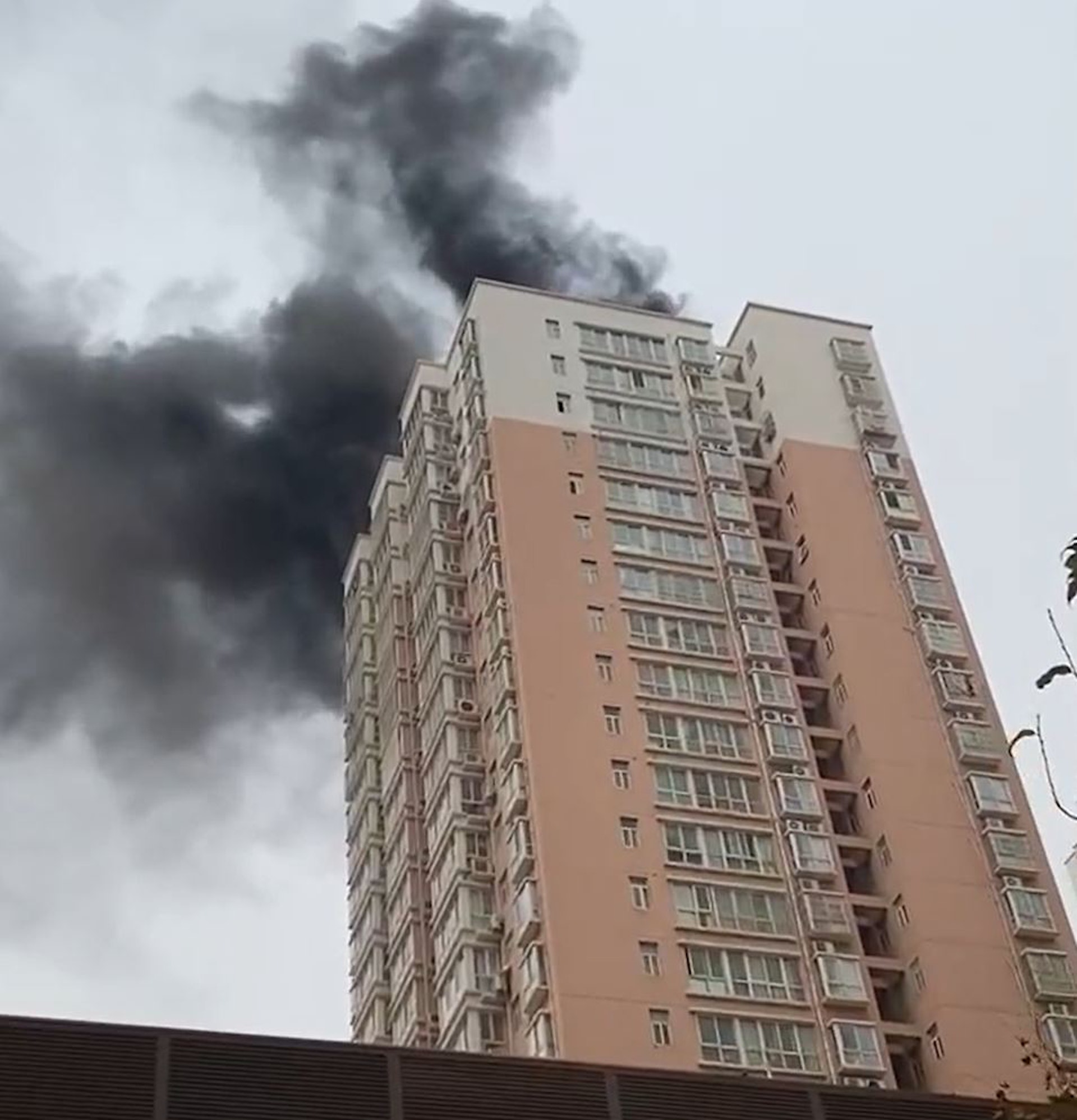 事發於未央區鳳鳴華府小區高層住宅,現場影片顯示,大樓冒出濃濃的黑煙。(影片截圖) 事發於未央區鳳鳴華府小區高層住宅,現場影片顯示,大樓冒出濃濃的黑煙。(影片截圖)