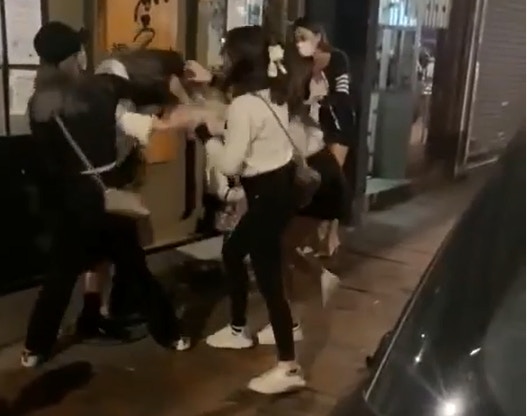 尖沙咀金巴利道发生街头打斗事件。（网上影片）