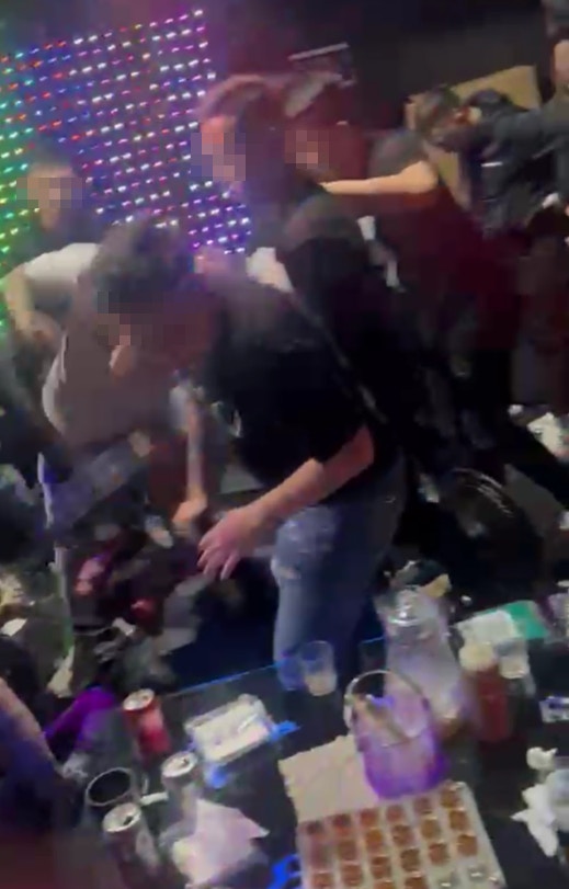 酒吧内一名男子挨打。(网上影片)