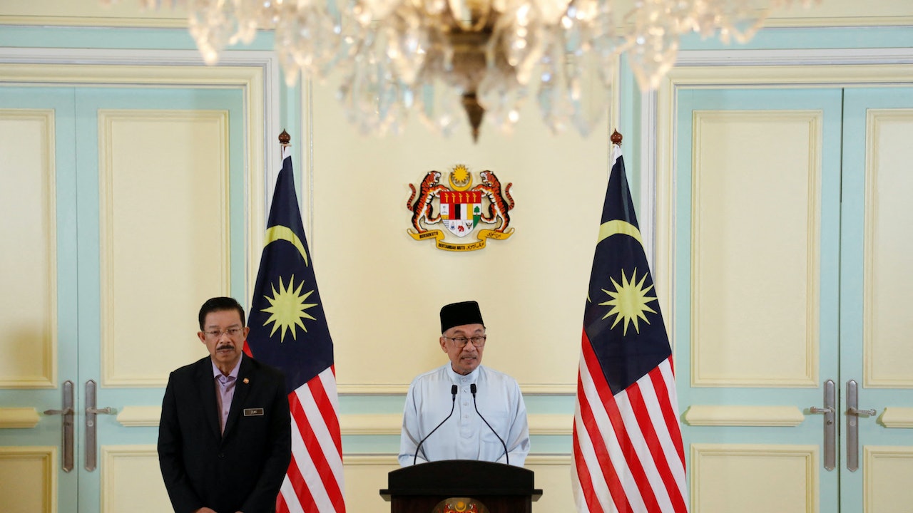 馬來西亞新內閣揭盅首相安華兼任財長 – 香港01