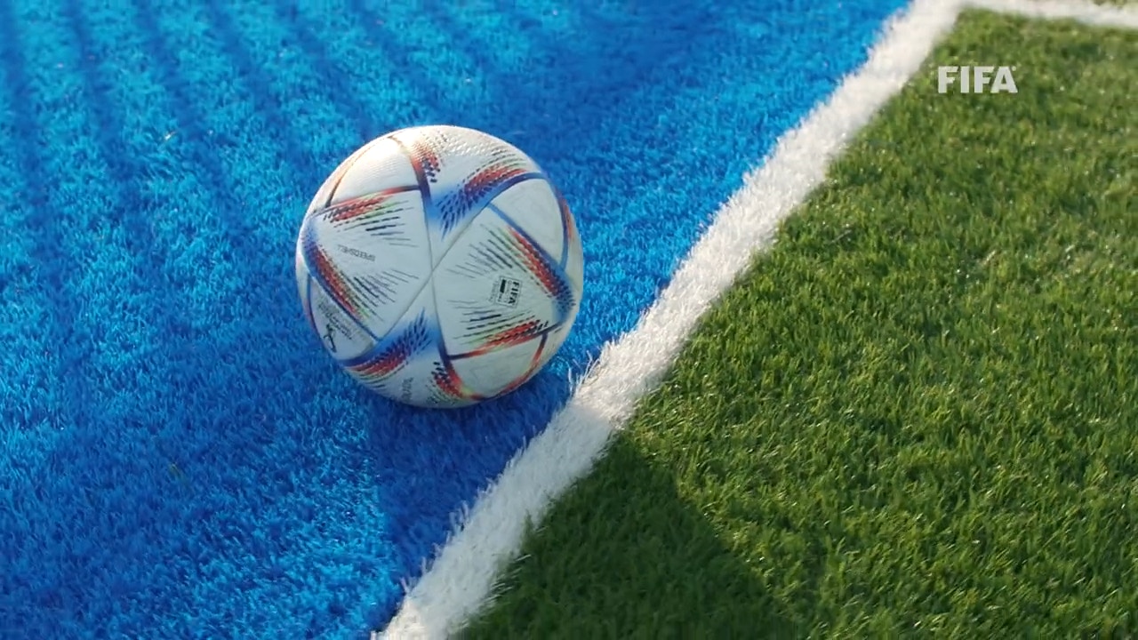 国际足协还分享了一段模拟片段，见到皮球的底部在白线以外，但仍有部分球面在白线之上。（Twitter片段截图）