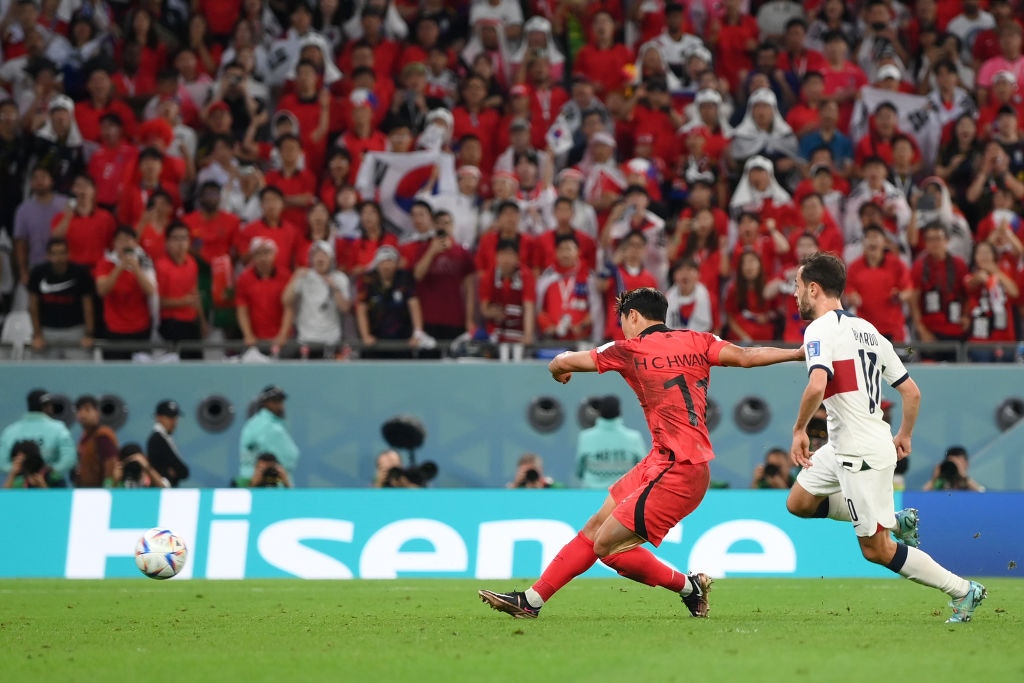 黄喜灿补时入球，让韩国暂时排在次名。(Getty Images)