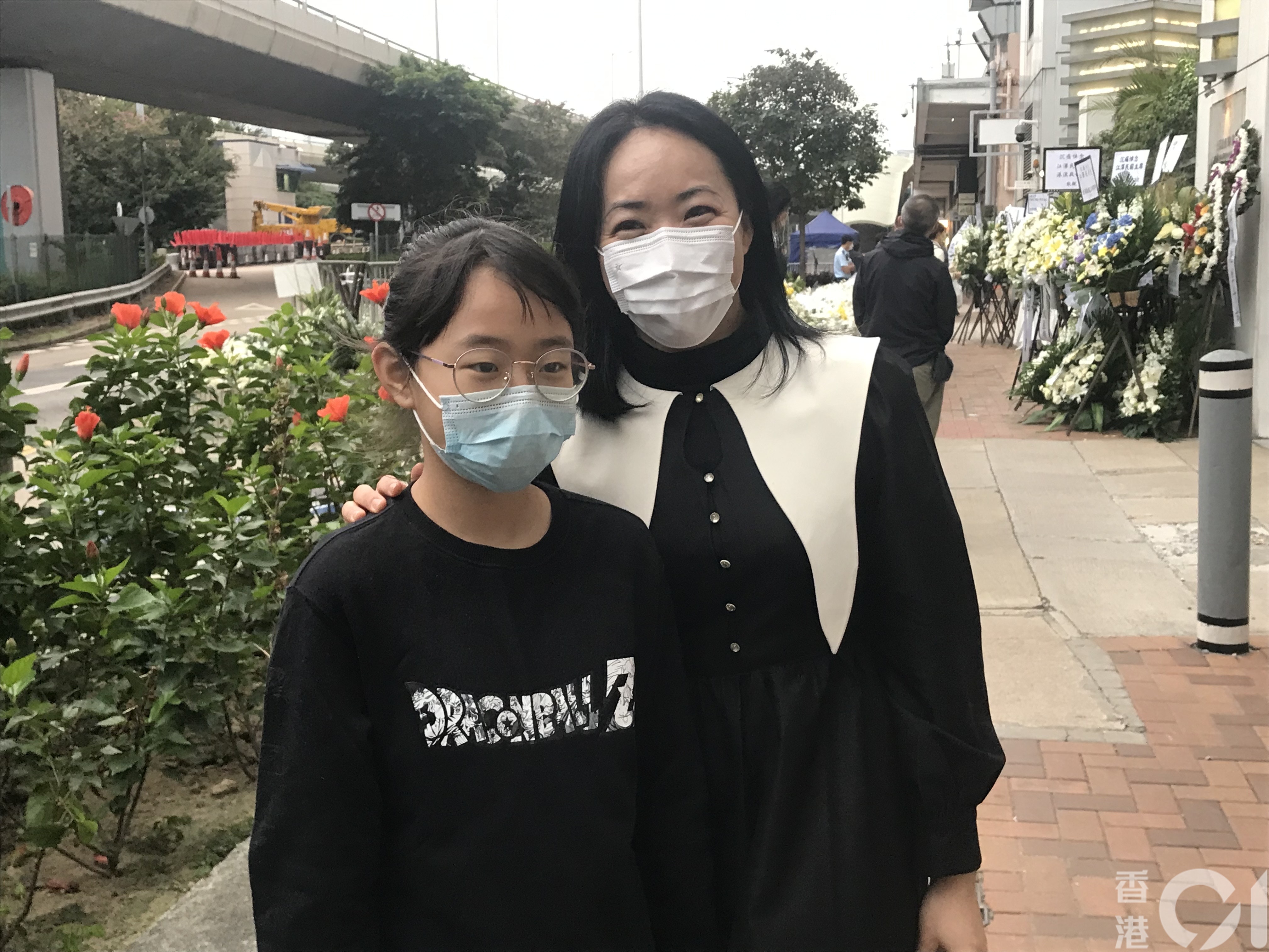 李小姐帶同11歲女兒前來悼念，希望令她認識江澤民的歷史。（梁晉穎攝）