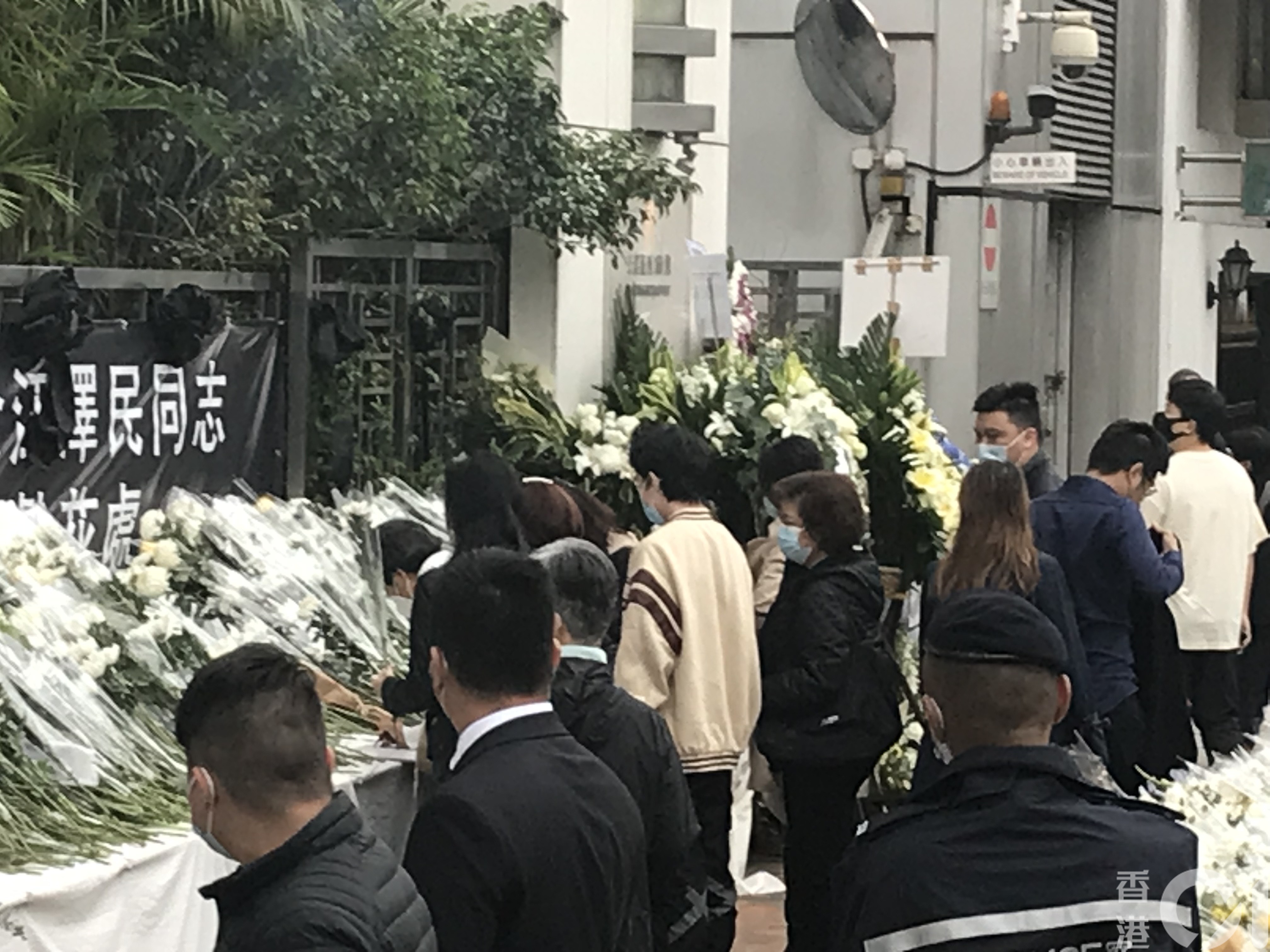 今日(3日)下午仍有不少市民到中聯辦弔唁。（梁晉穎攝）