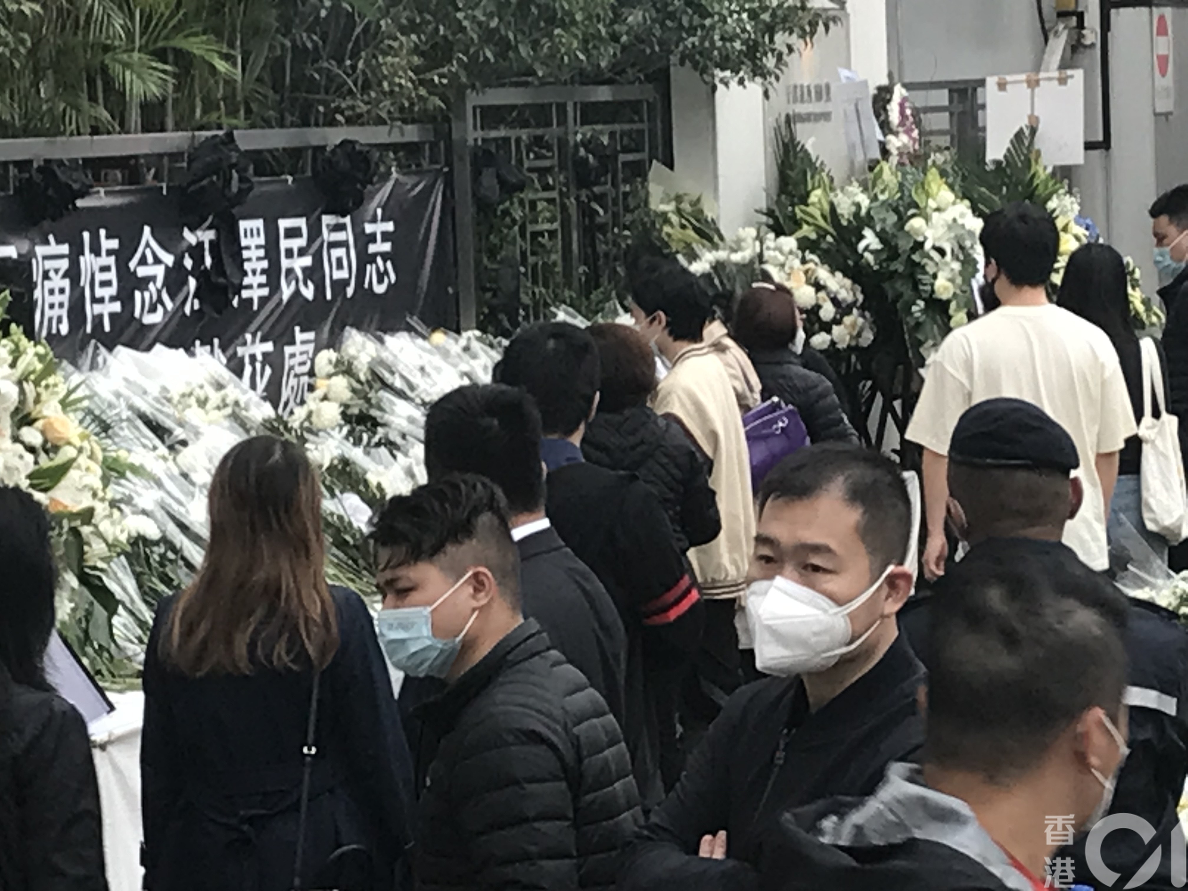今日(3日)下午仍有不少市民到中聯辦弔唁。（梁晉穎攝）