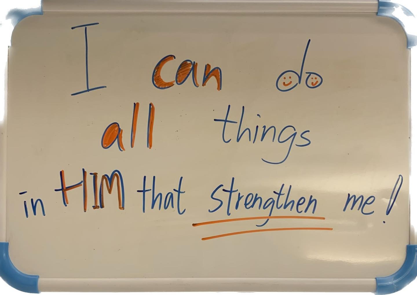 阿Mo请女朋友苏晴在白板上写上圣经金句：「靠著那加给我力量的，凡事都能作为」，以鼓励自己。（罗乃萱fb图片）
