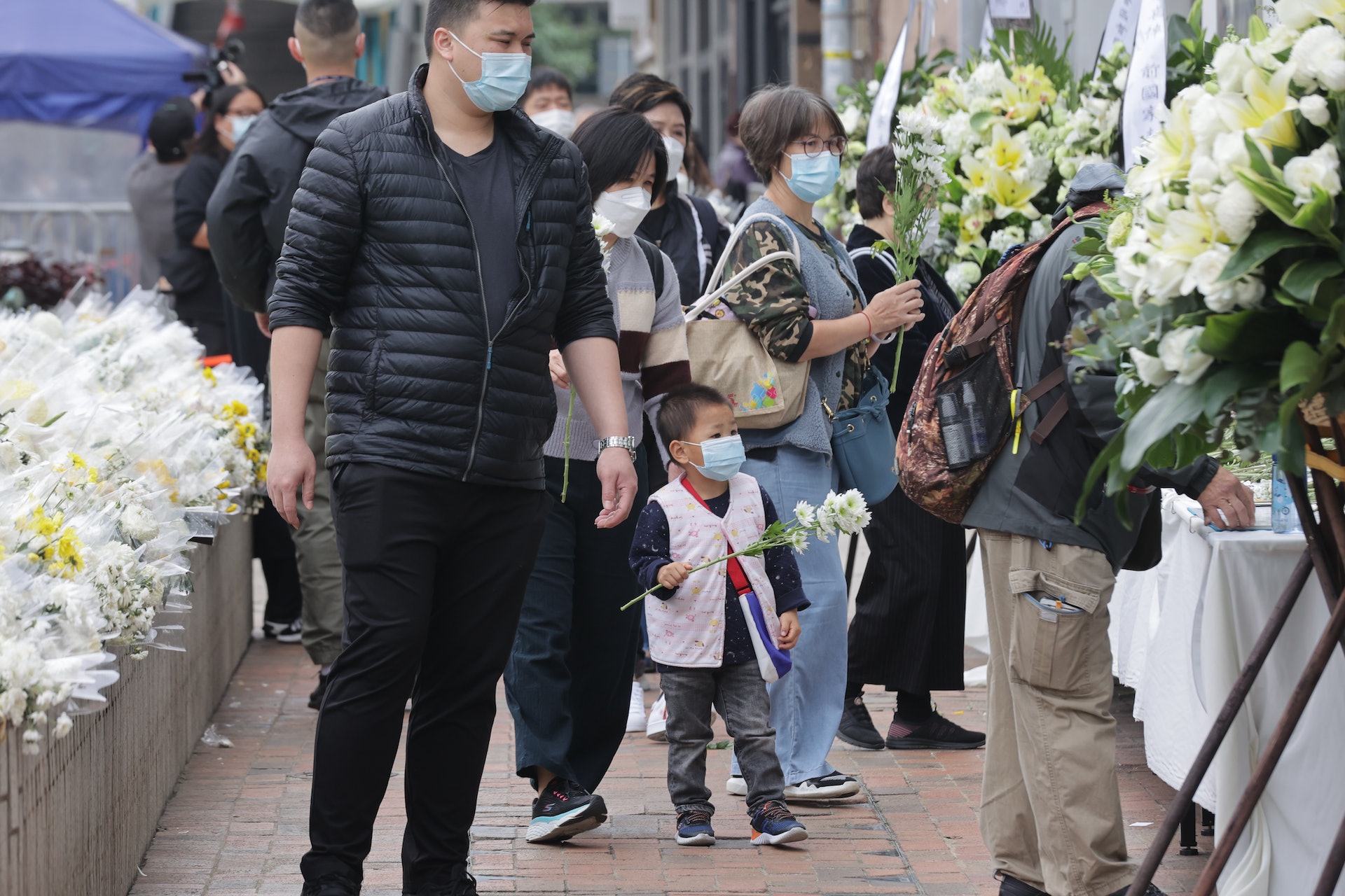 12月4日市民前往中聯辦弔唁江澤民。(蘇煒然攝) 12月4日市民前往中聯辦弔唁江澤民。(蘇煒然攝)