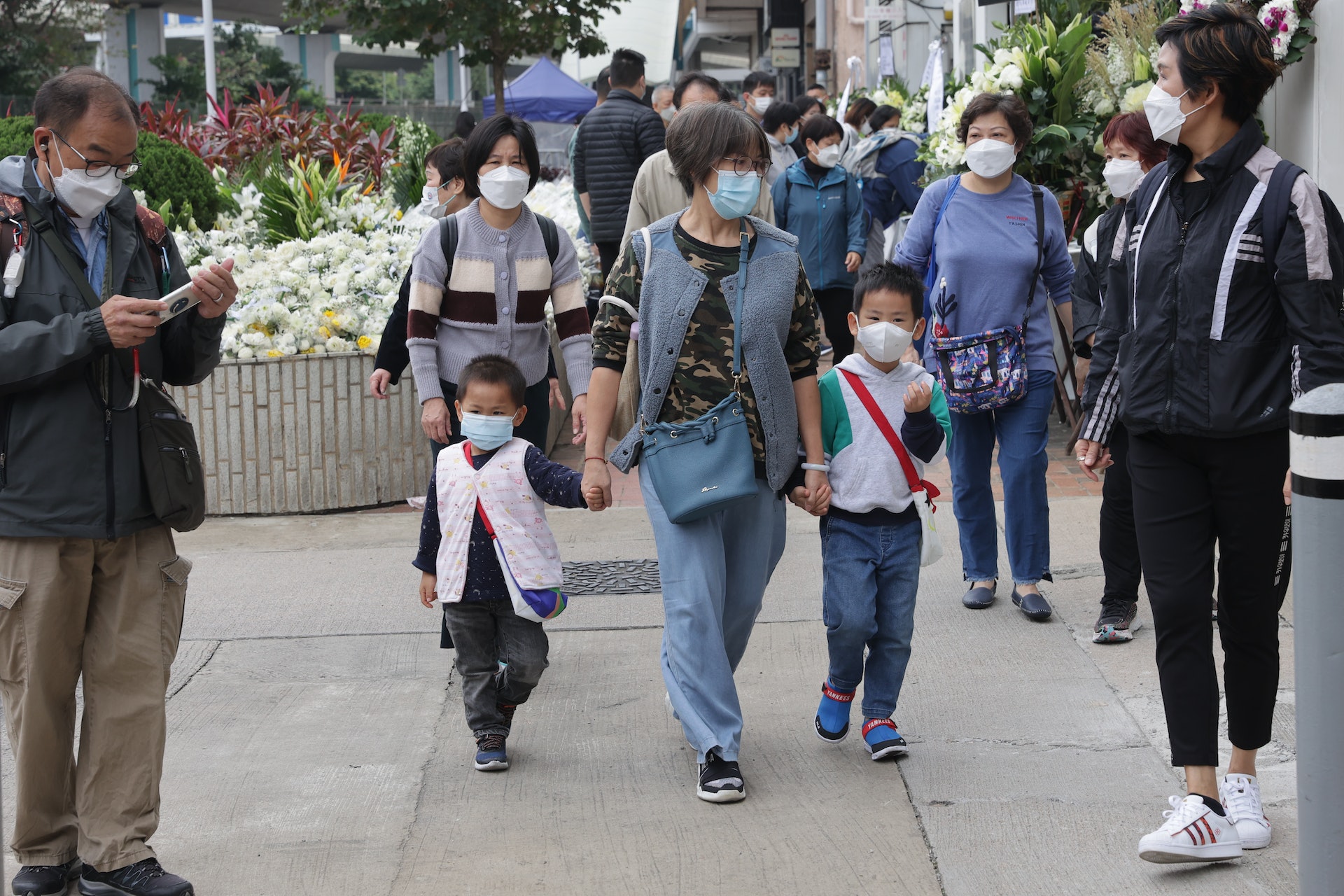 12月4日市民前往中聯辦弔唁江澤民。(蘇煒然攝) 12月4日市民前往中聯辦弔唁江澤民。(蘇煒然攝)