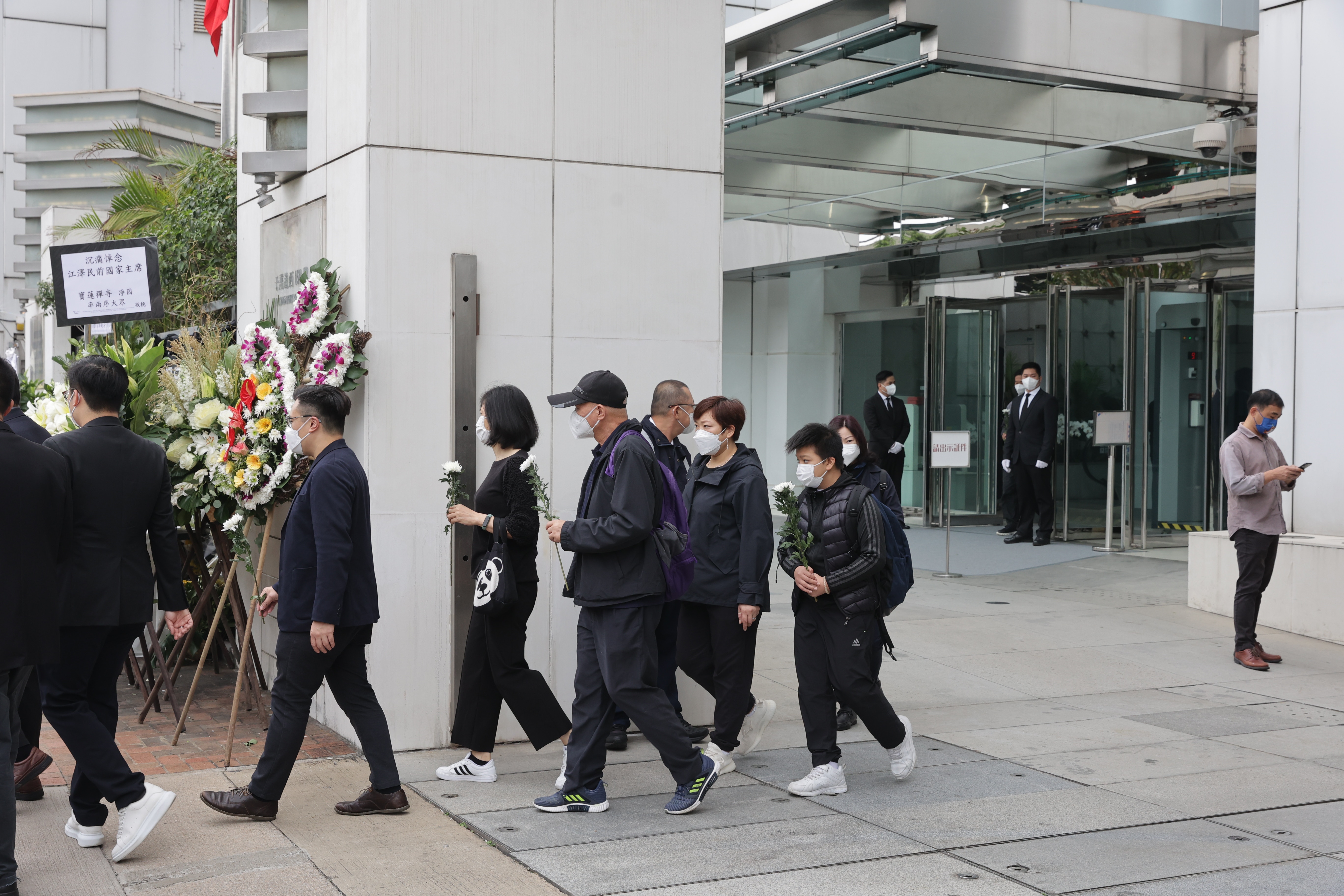 12月4日市民前往中聯辦弔唁江澤民。（蘇煒然攝）