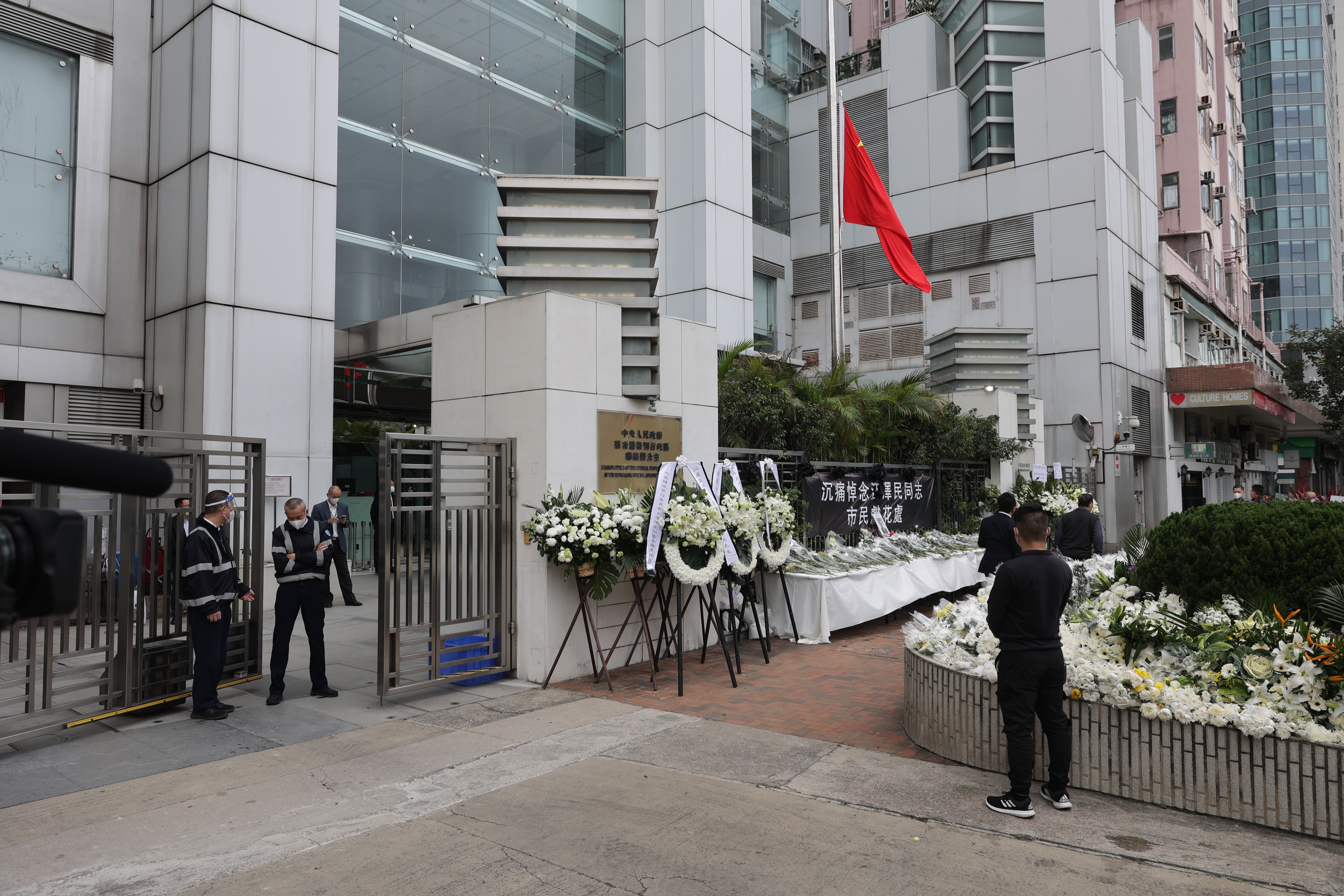 12月4日市民前往中聯辦弔唁江澤民。（蘇煒然攝）