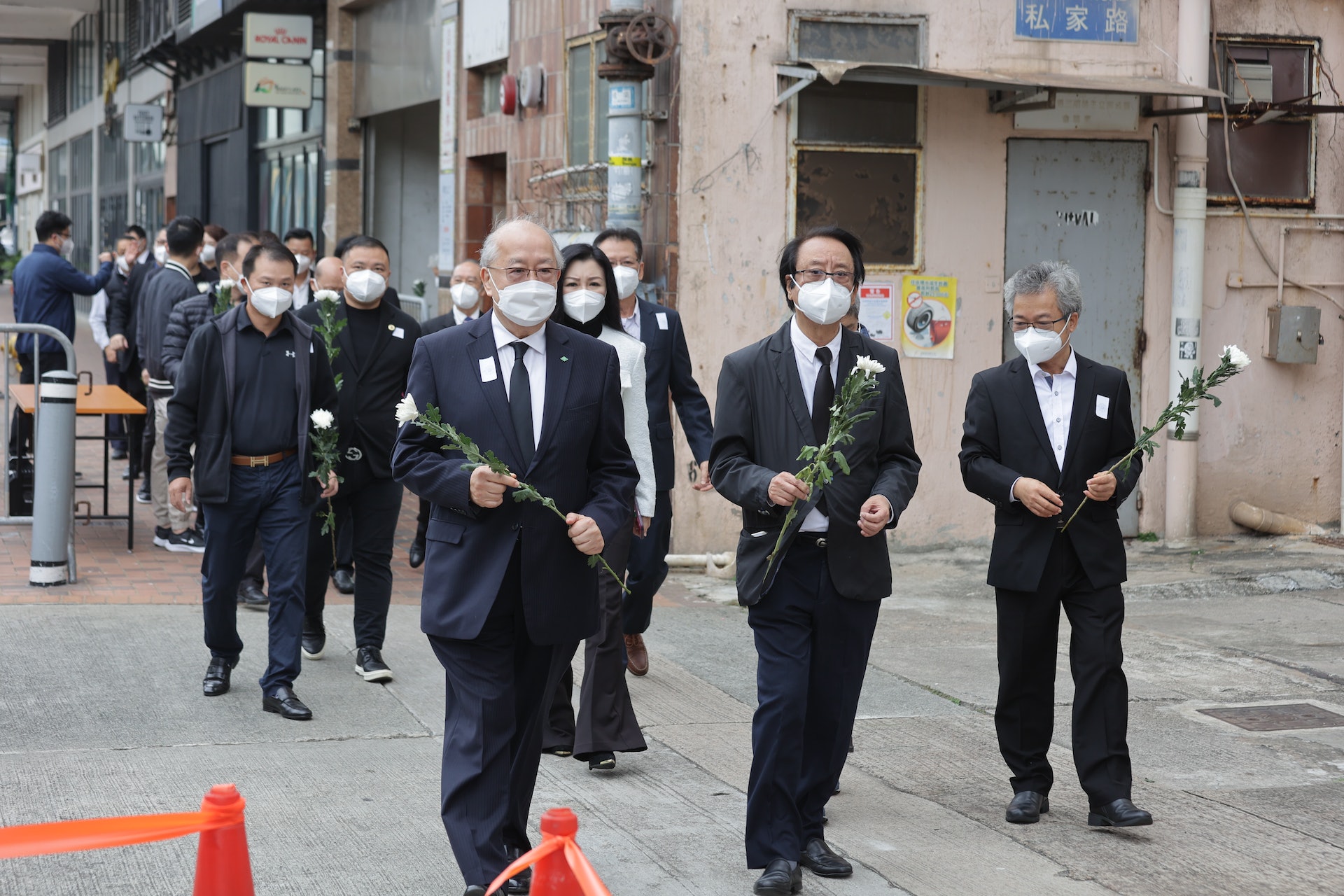 12月4日市民前往中聯辦弔唁江澤民。(蘇煒然攝) 12月4日市民前往中聯辦弔唁江澤民。(蘇煒然攝)