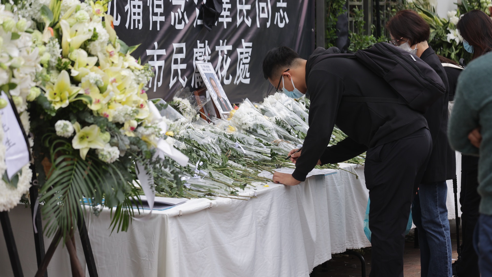 江澤民逝世|家長攜童弔唁 盛讚睿智:執政大大改善生活質素 江澤民逝世|家長攜童弔唁 盛讚睿智:執政大大改善生活質素