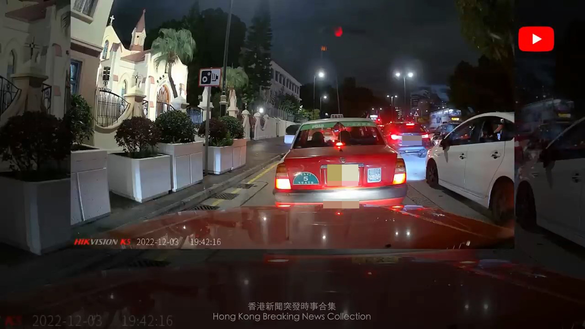 網絡瘋傳一段行車記錄器(車CAM)影片,見到有的士司機與返元朗的港女乘客正因選道「大欖隧道」而爭執。(影片截圖) 網絡瘋傳一段行車記錄器(車CAM)影片,見到有的士司機與返元朗的港女乘客正因選道「大欖隧道」而爭執。(影片截圖)